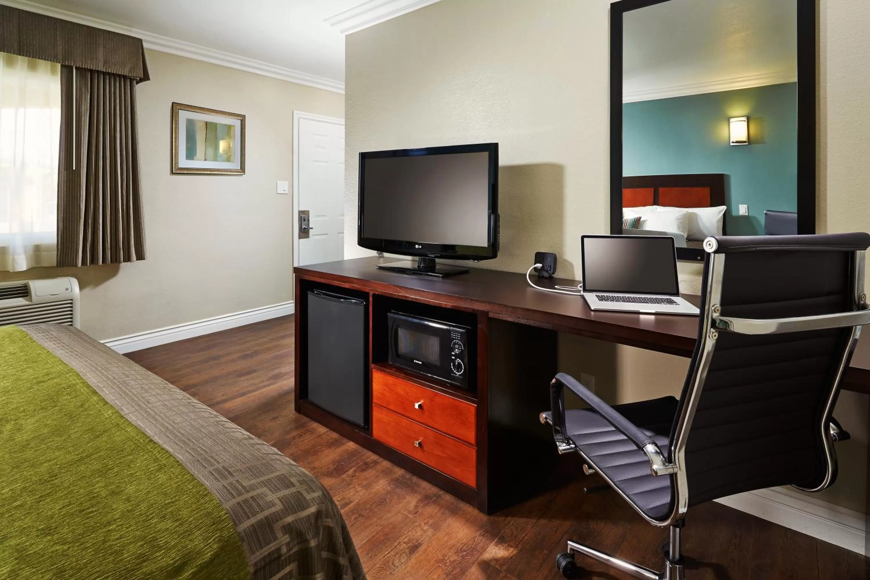 Decorative detail, Bed in American Inn Downey