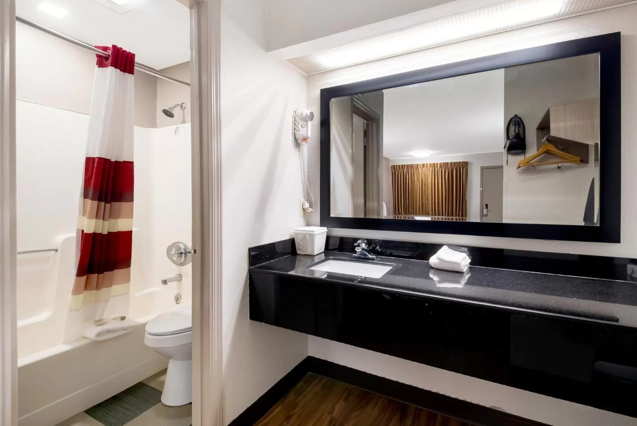 Bathroom in Red Roof Inn Chattanooga - Lookout Mountain