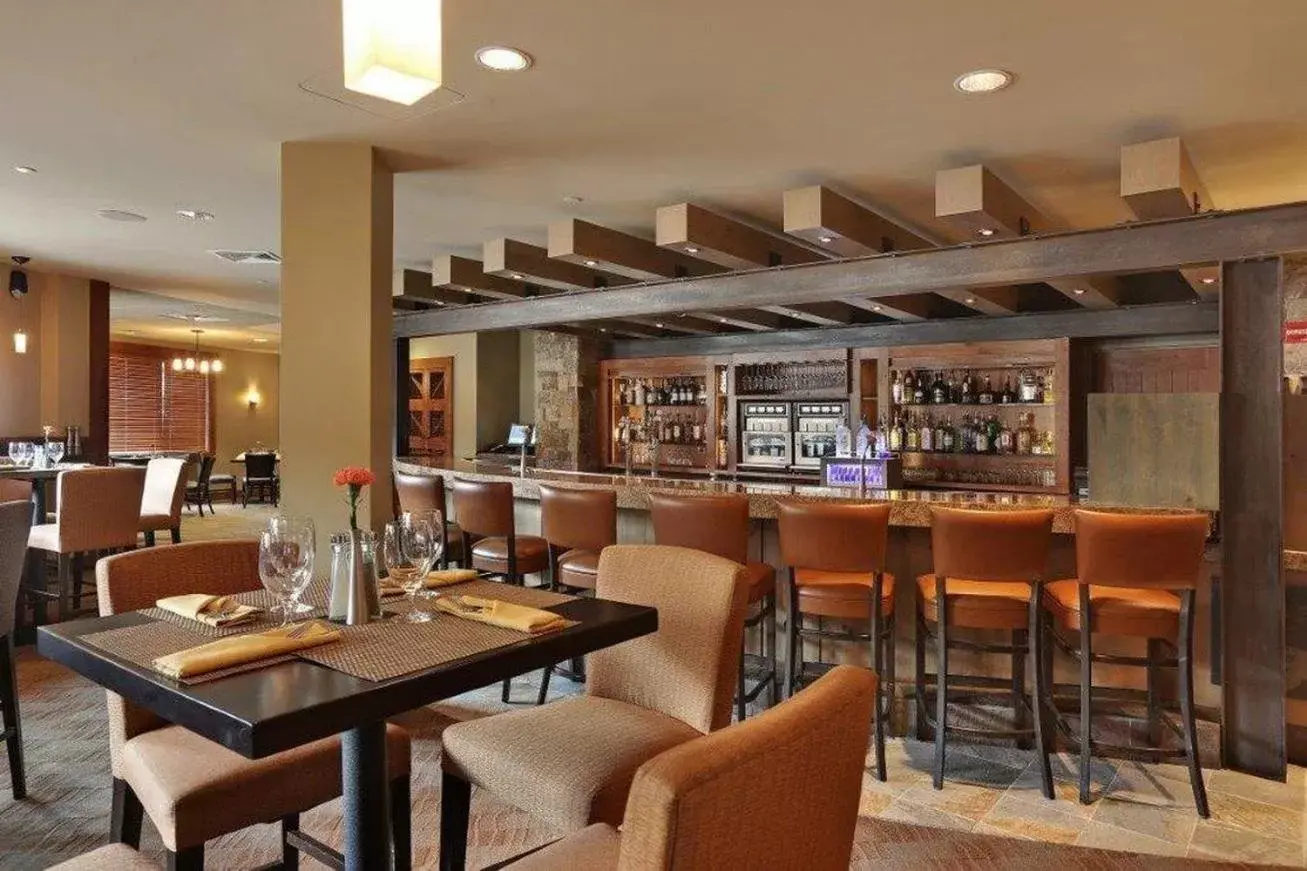 Lounge or bar, Restaurant/Places to Eat in One Ski Hill, A RockResort