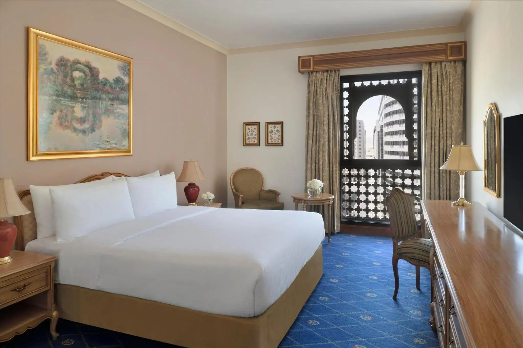 Photo of the whole room, Bed in Dar Al Iman InterContinental