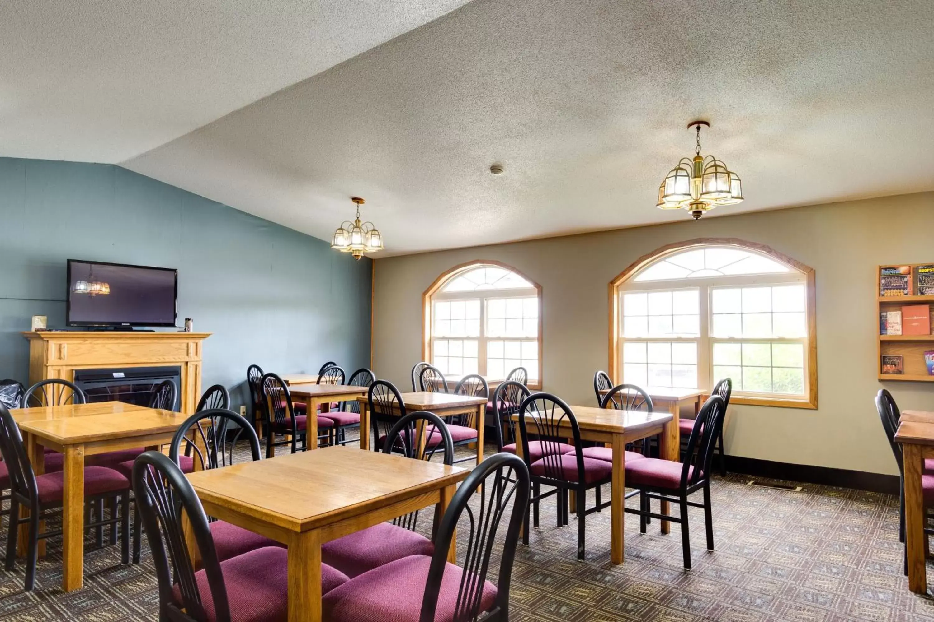 TV and multimedia, Restaurant/Places to Eat in Fireside Inn and Suites