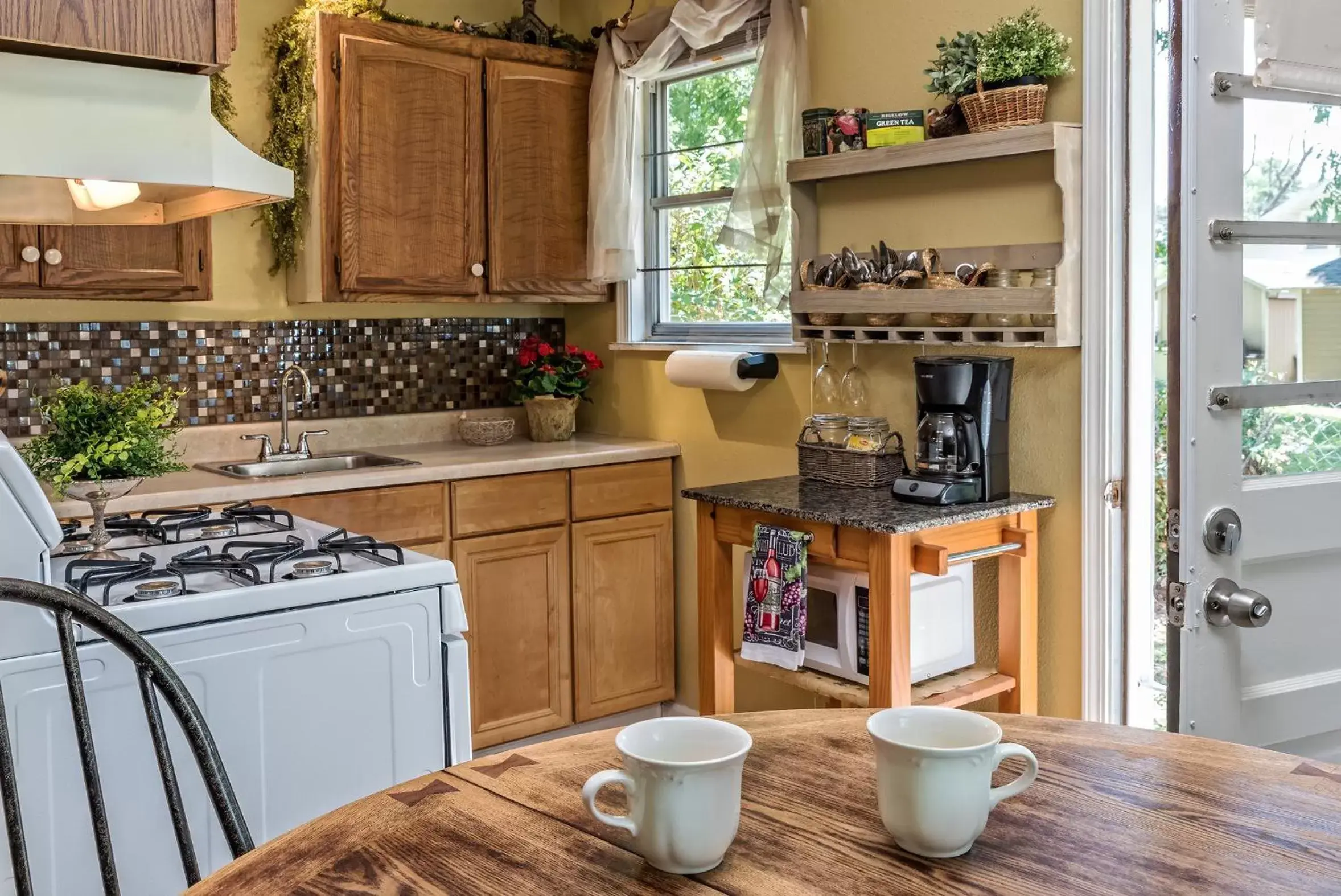 Coffee/tea facilities, Kitchen/Kitchenette in Silver Heart Inn & Cottages