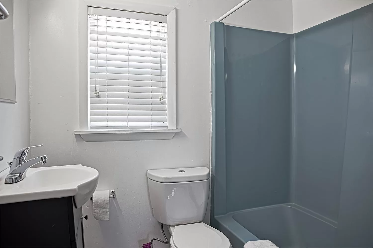 Toilet in Colonial Inn