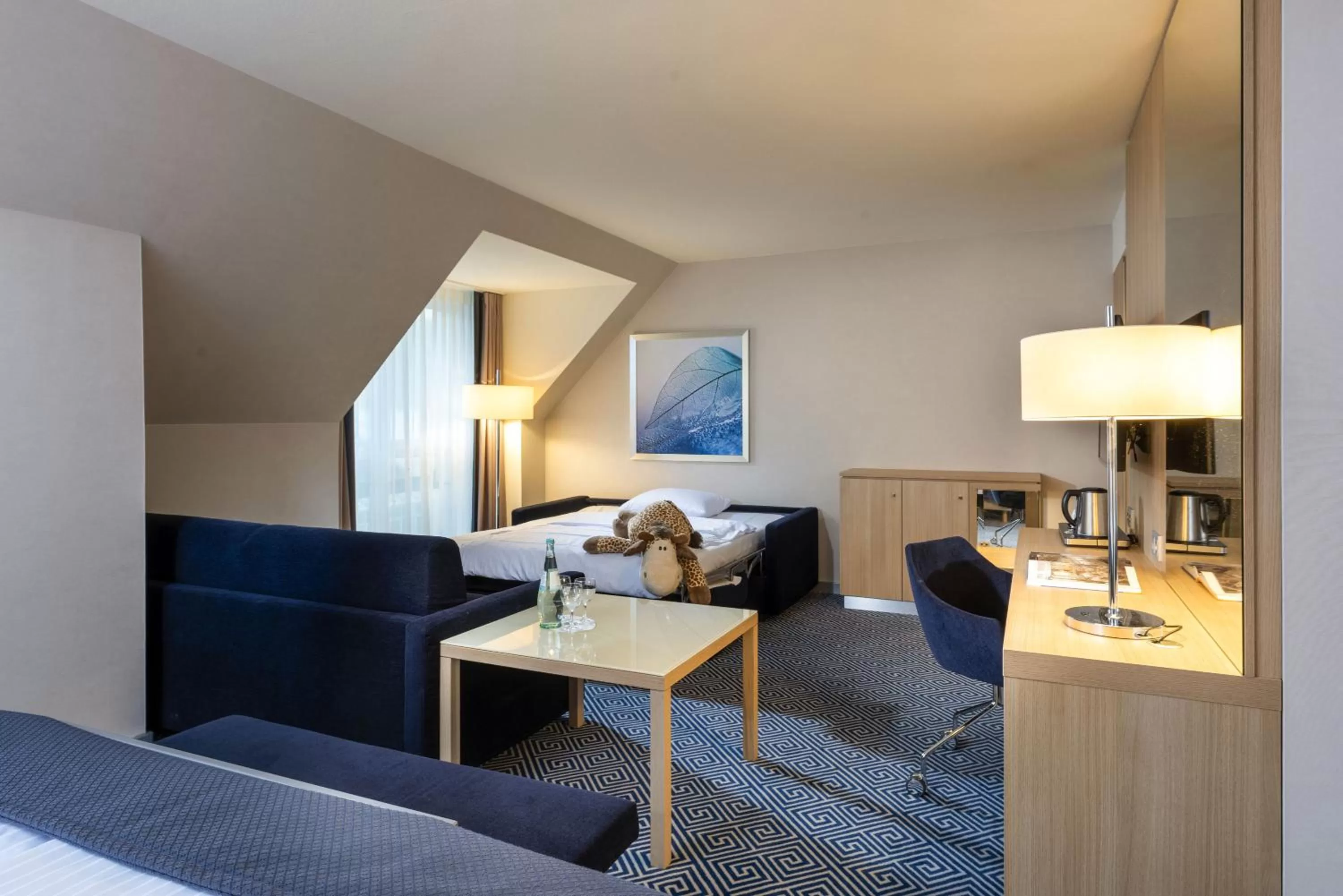 Living room, Bed in Maritim Hotel Würzburg