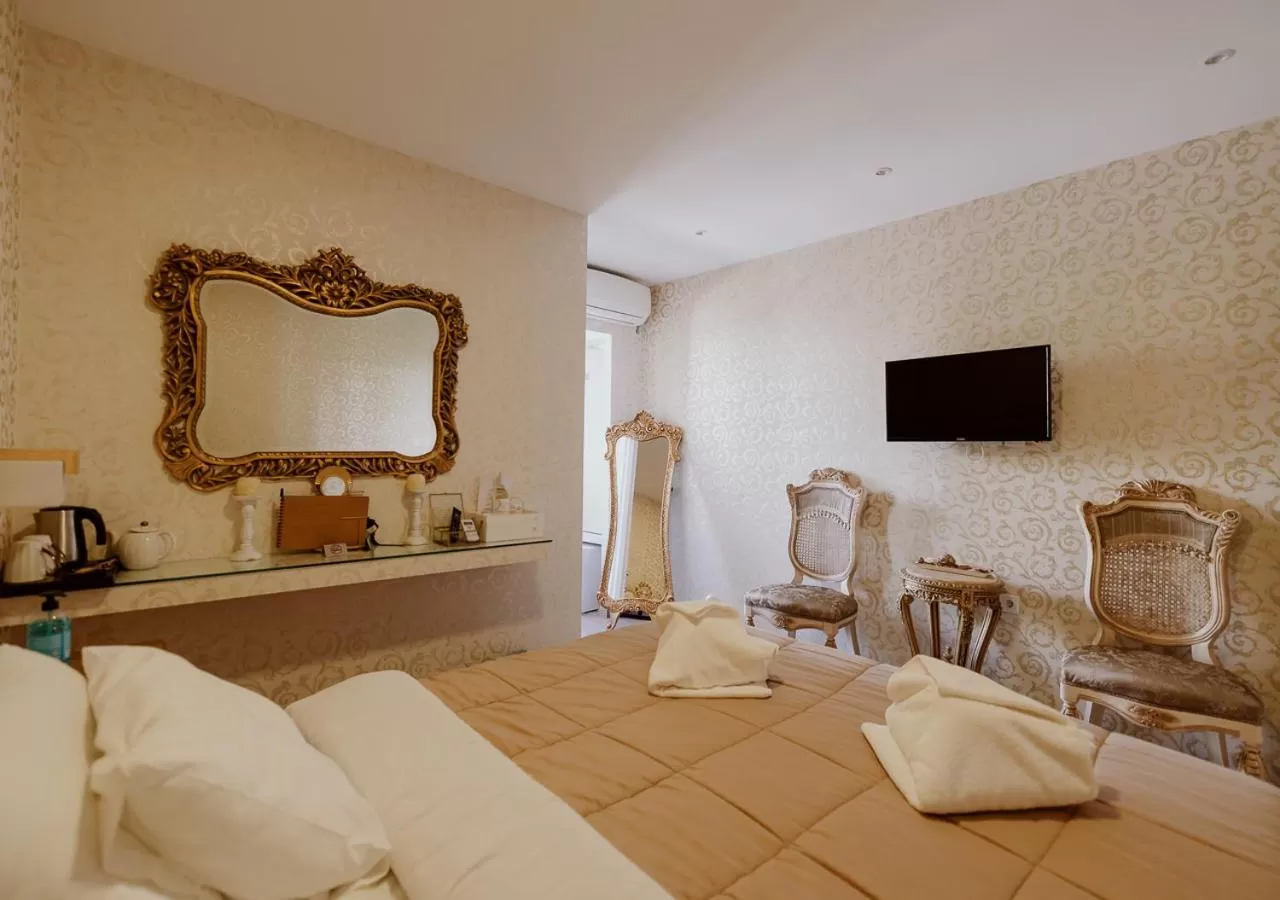 Bedroom, Bed in ROH Suites