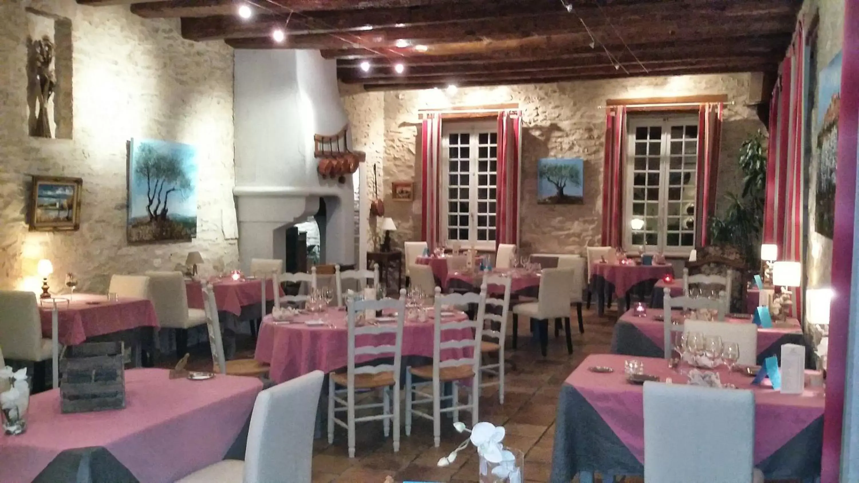 Restaurant/Places to Eat in Logis Auberge De Tavel