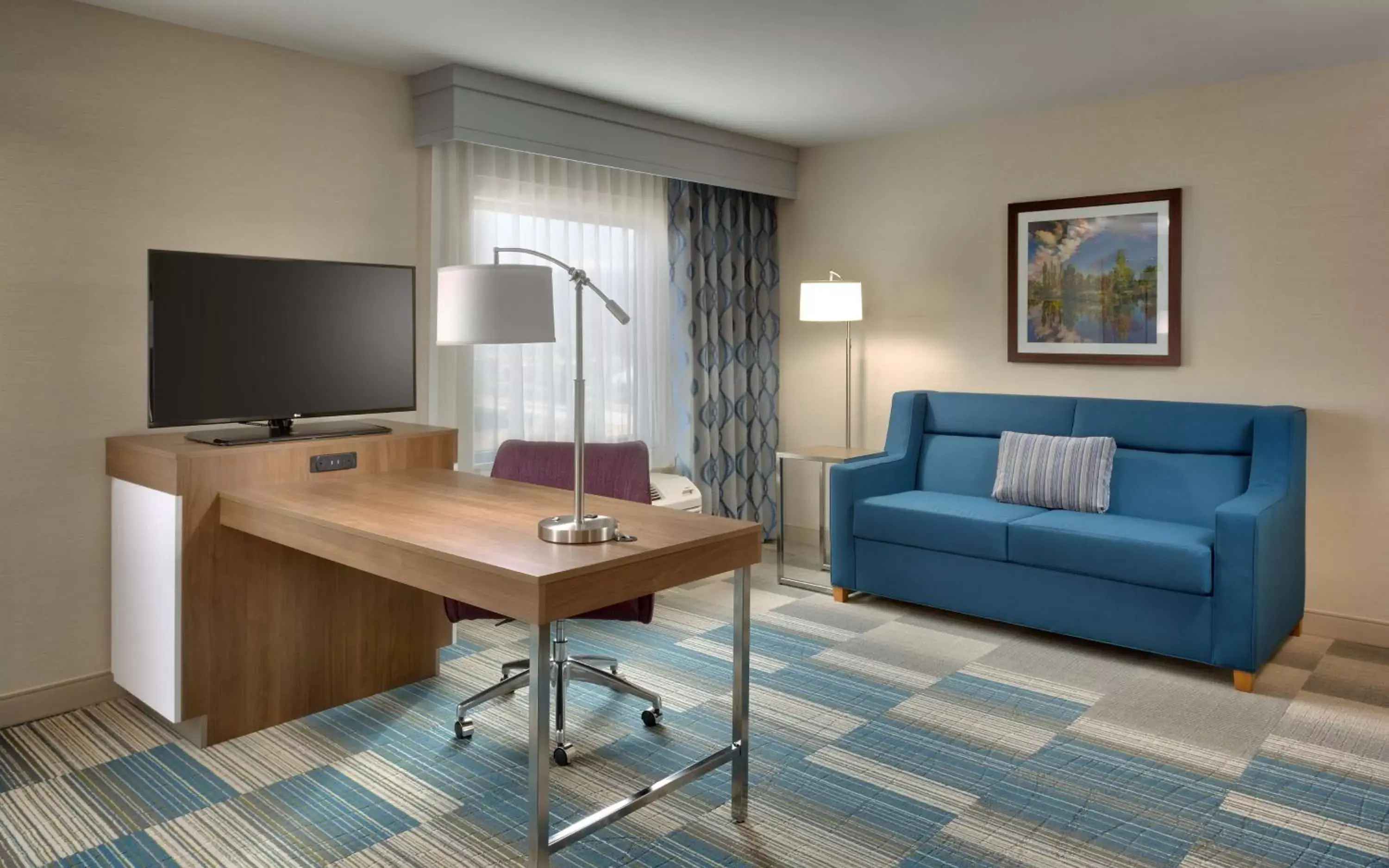 Bedroom, TV/Entertainment Center in Hampton Inn & Suites Pocatello