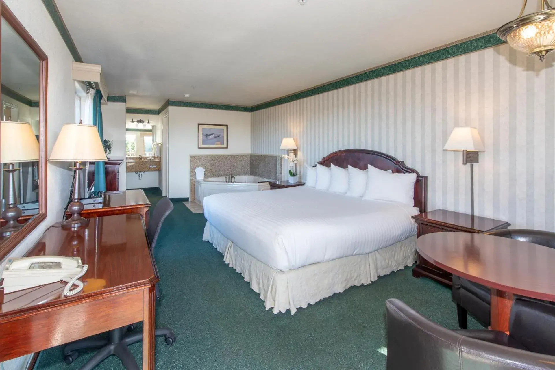 Bed in Emerald Dolphin Inn & Mini Golf