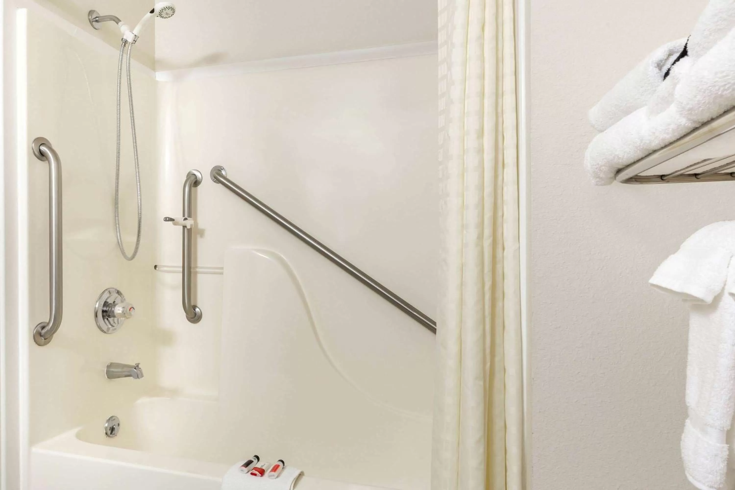 Bathroom in Super 8 by Wyndham Gardiner/Yellowstone Park Area