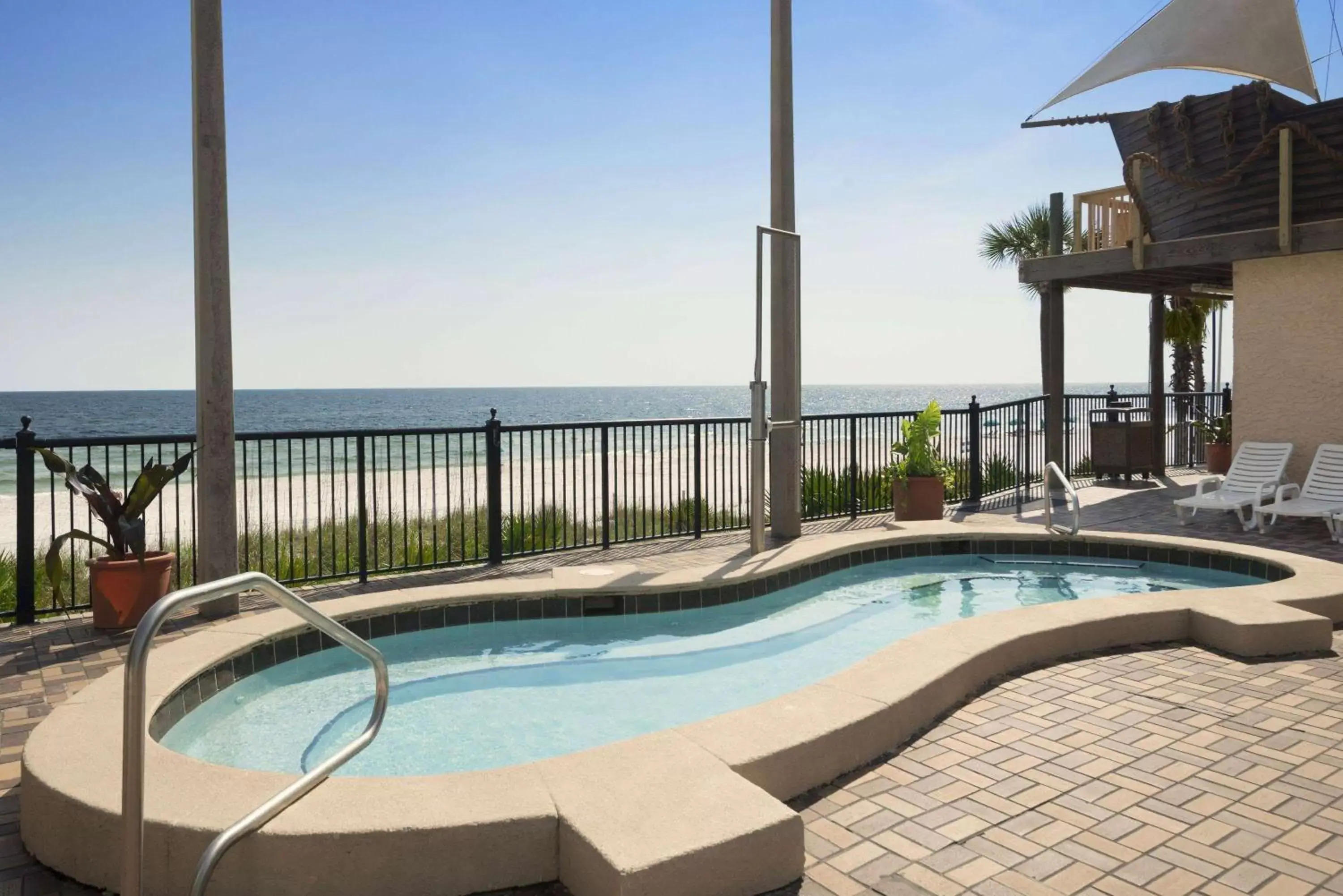 Spa and wellness centre/facilities, Swimming Pool in Days Inn by Wyndham Panama City Beach/Ocean Front