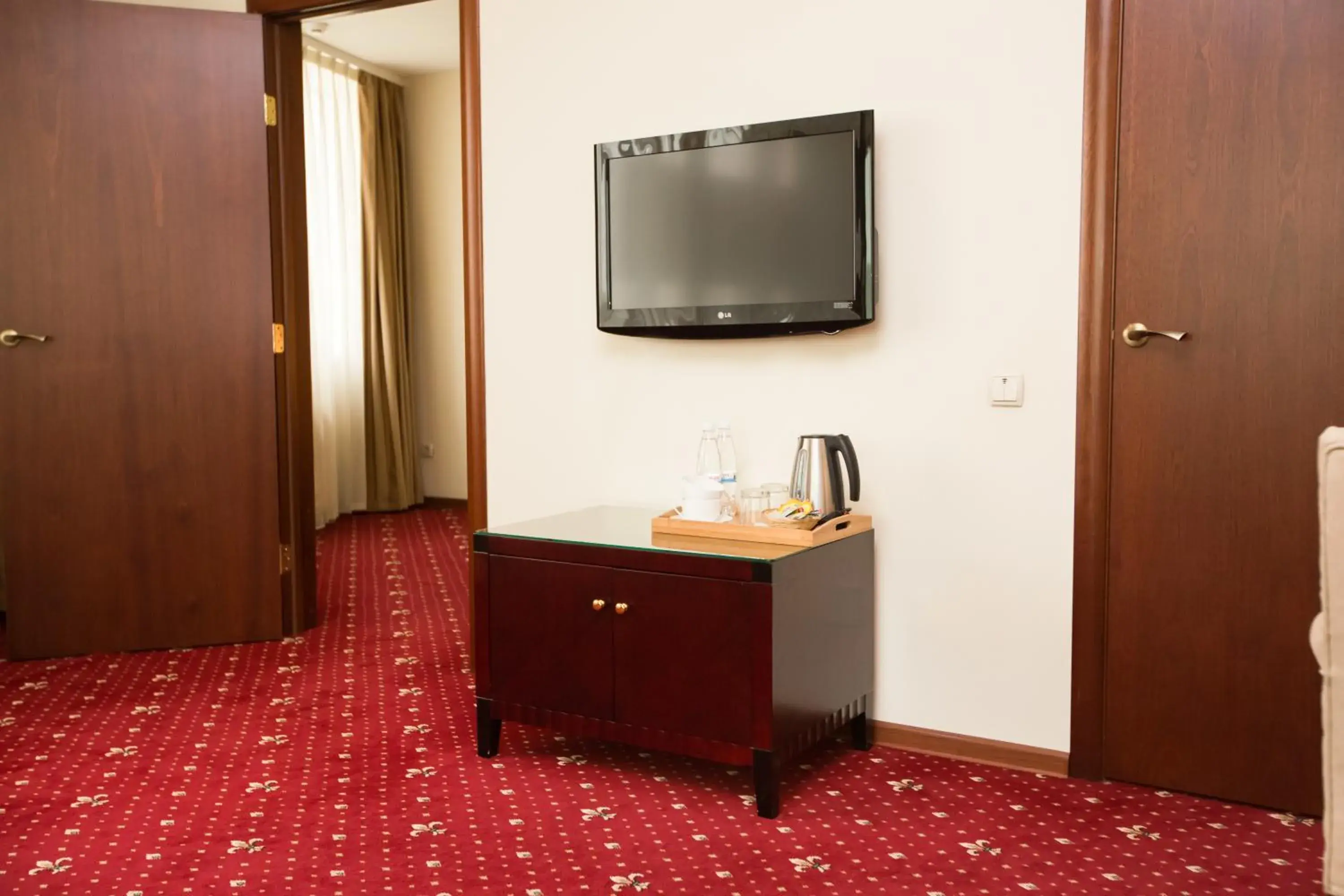 TV and multimedia, TV/Entertainment Center in Jumbo Hotel