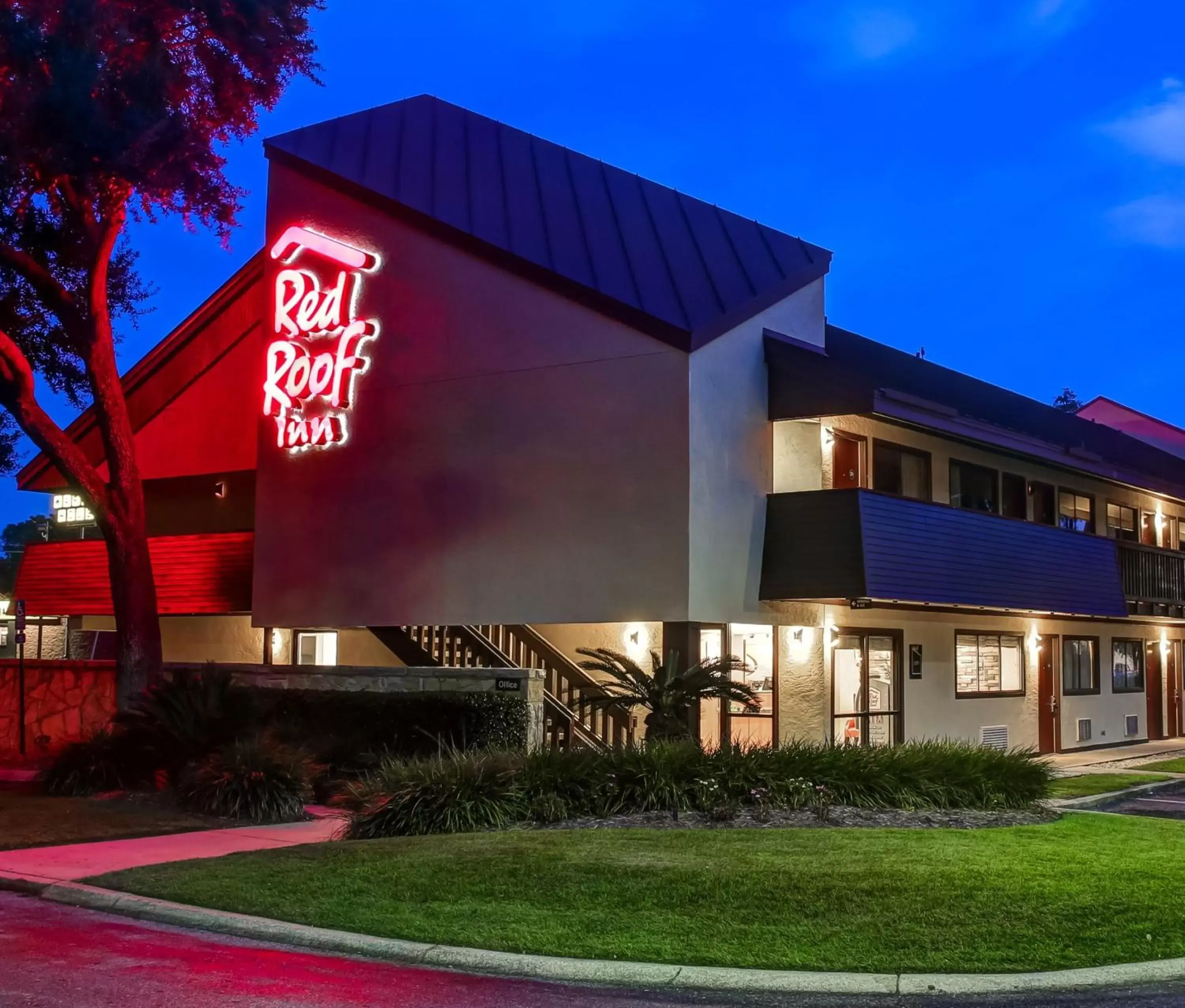 Property Building in Red Roof Inn Pensacola - I-10 at Davis Highway