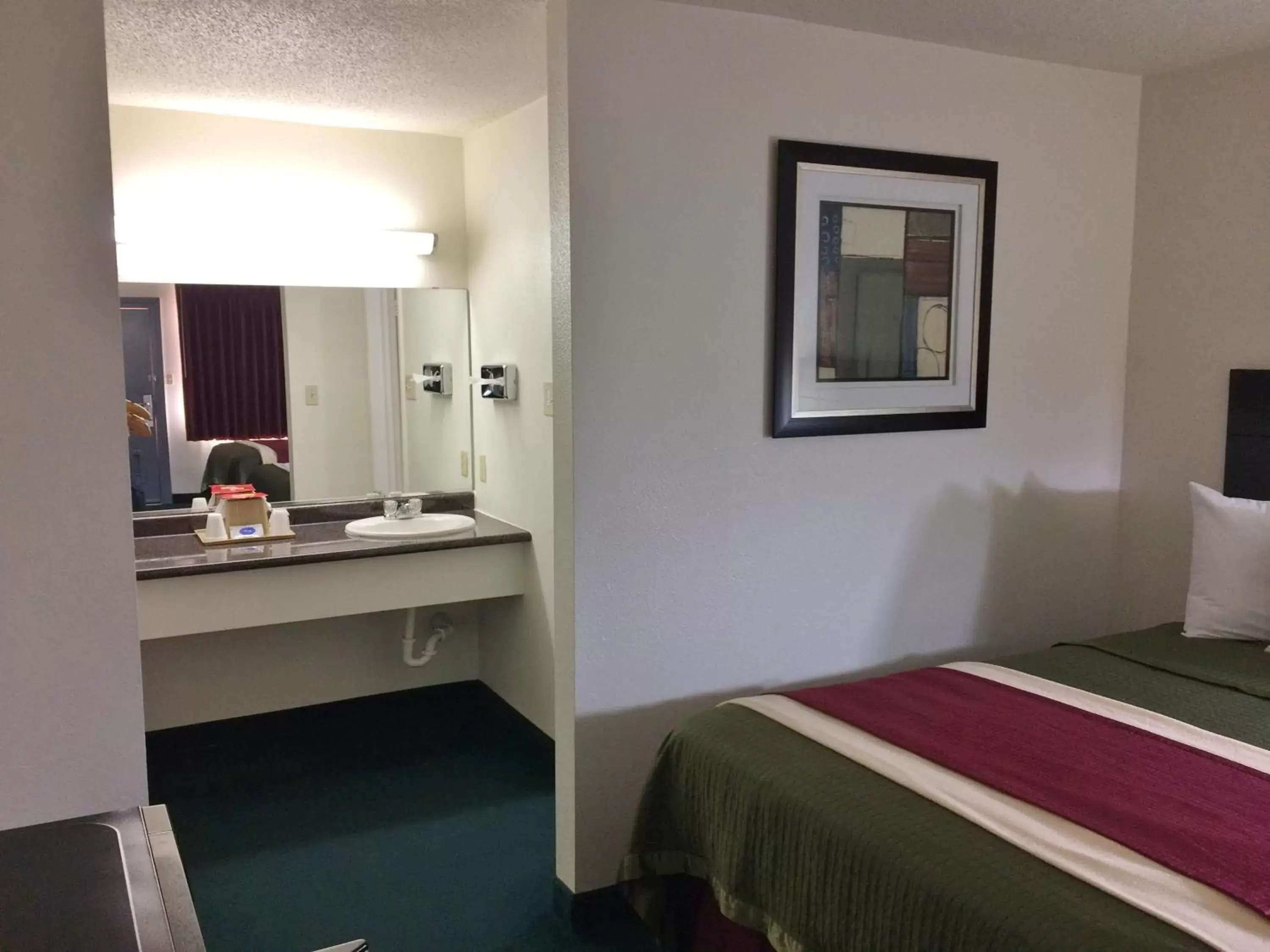 Bed in Travel Inn & Suites Atlanta Texas