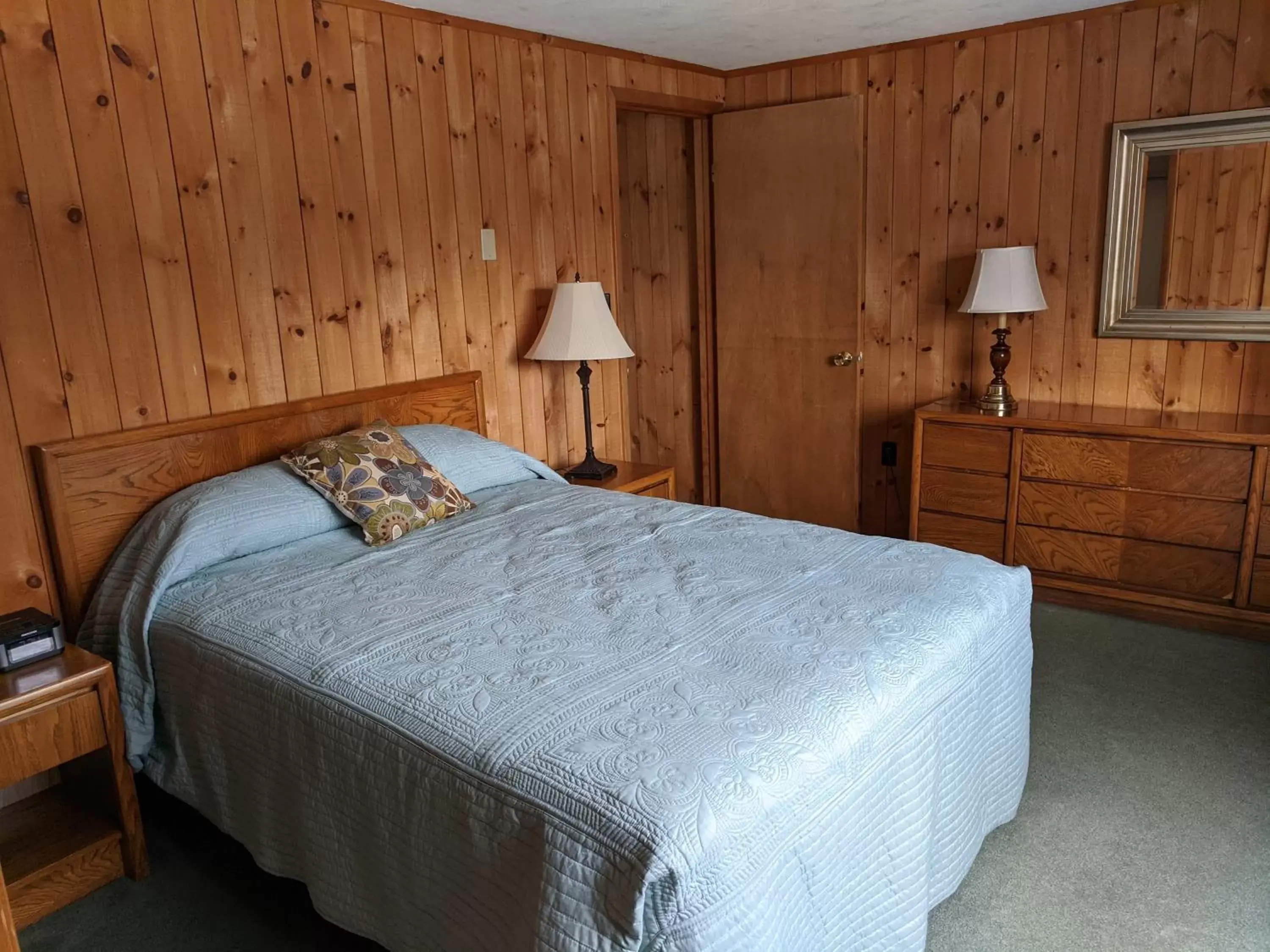 Bed in Stowe Motel & Snowdrift