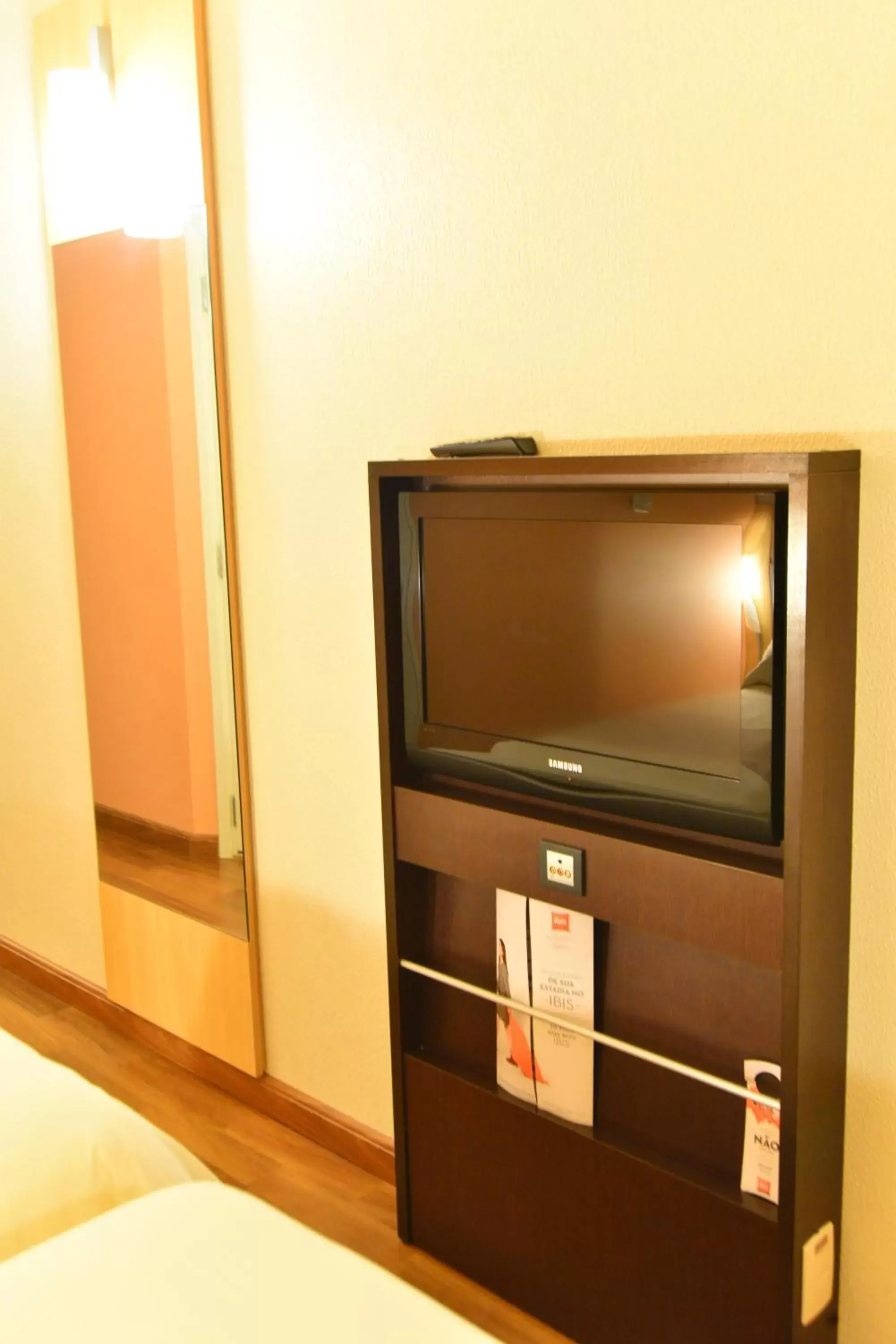 Photo of the whole room, TV/Entertainment Center in ibis Caxias do Sul