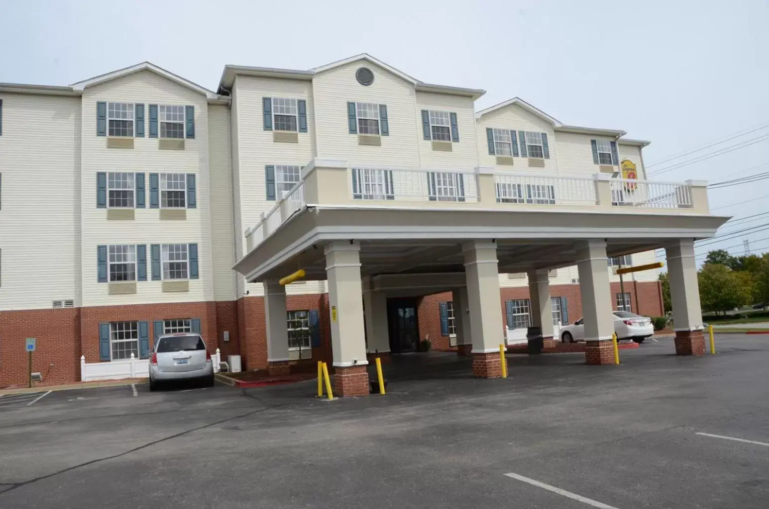 Facade/entrance, Property Building in Super 8 by Wyndham Louisville/Expo Center