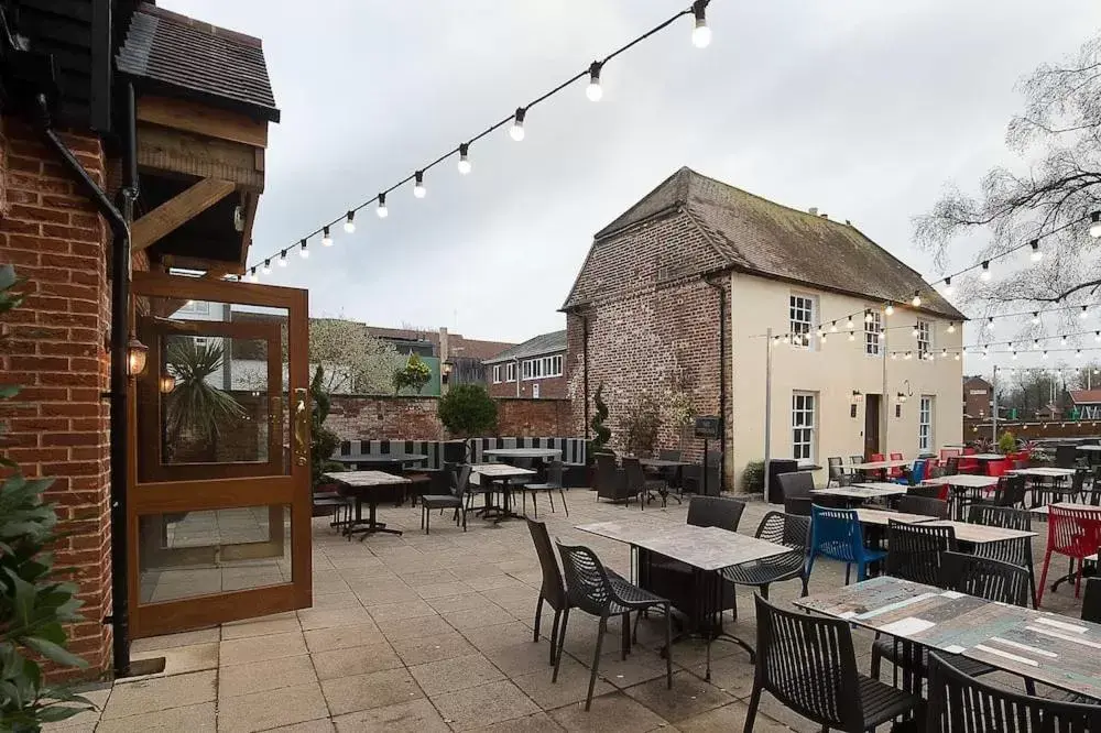 Patio, Restaurant/Places to Eat in The Hatchet Inn Wetherspoon