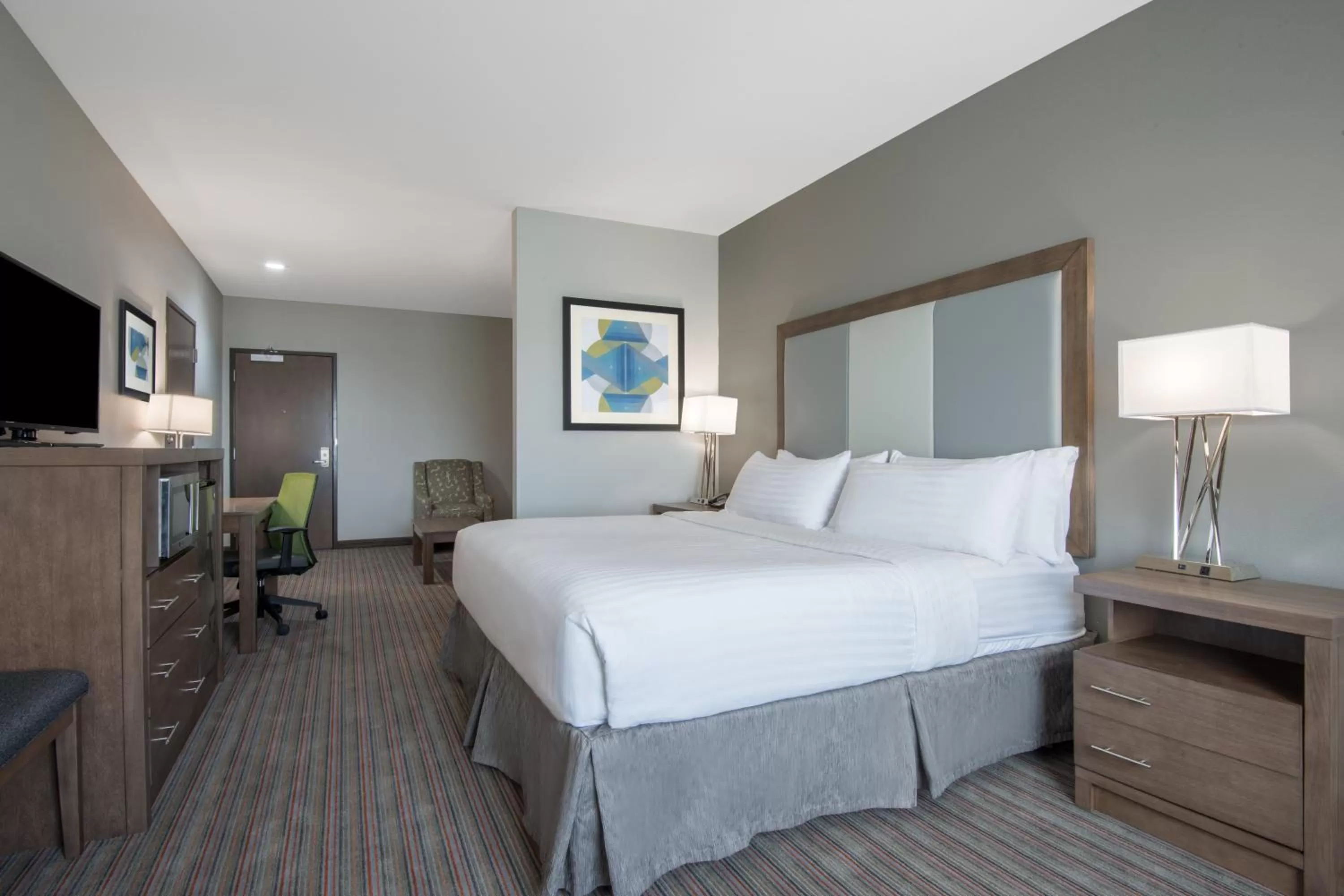 Photo of the whole room, Bed in Holiday Inn Express & Suites Stillwater - University Area by IHG