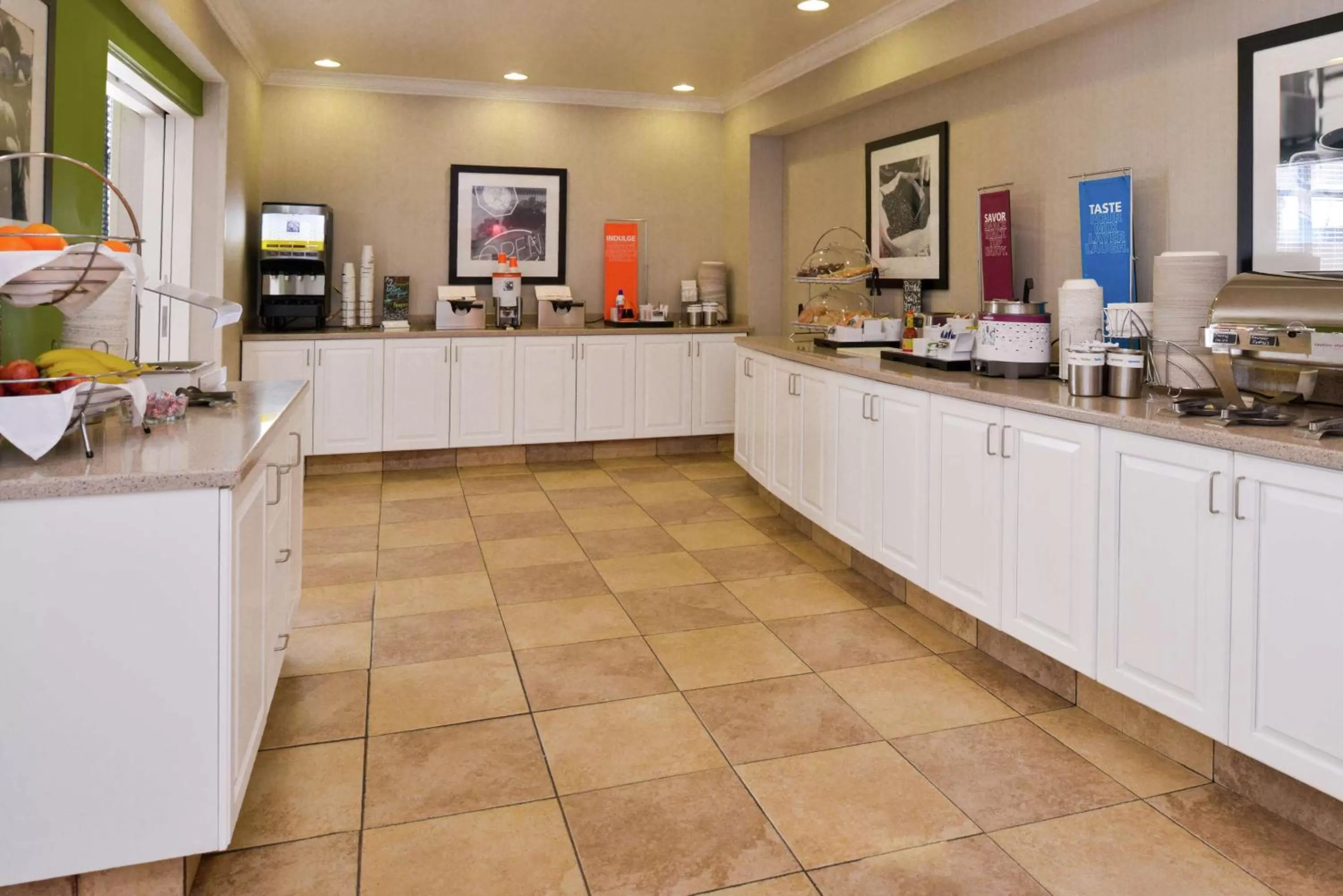 Breakfast in Hampton Inn & Suites Wilmington