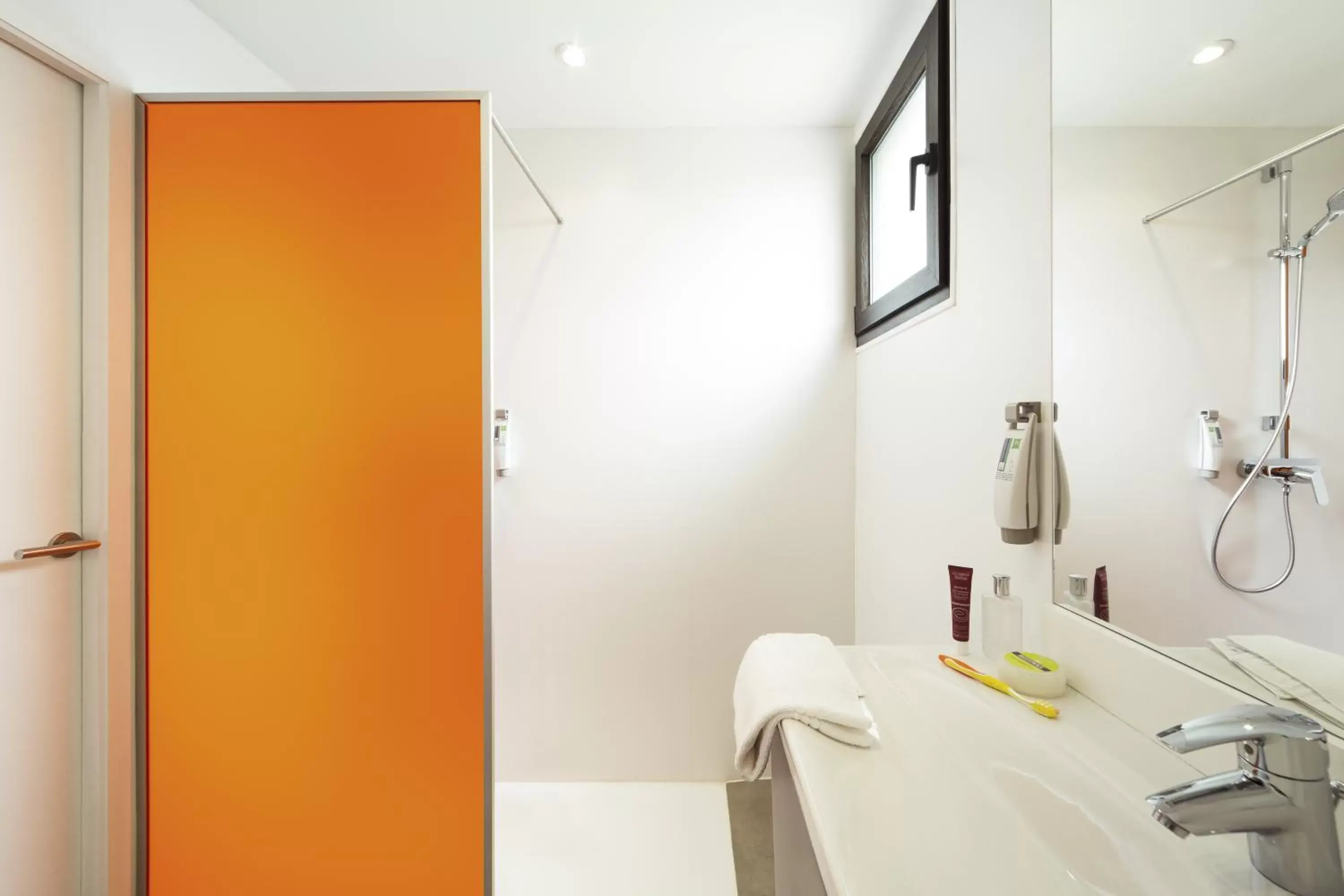 Bedroom, Bathroom in ibis Styles Niort Poitou Charentes