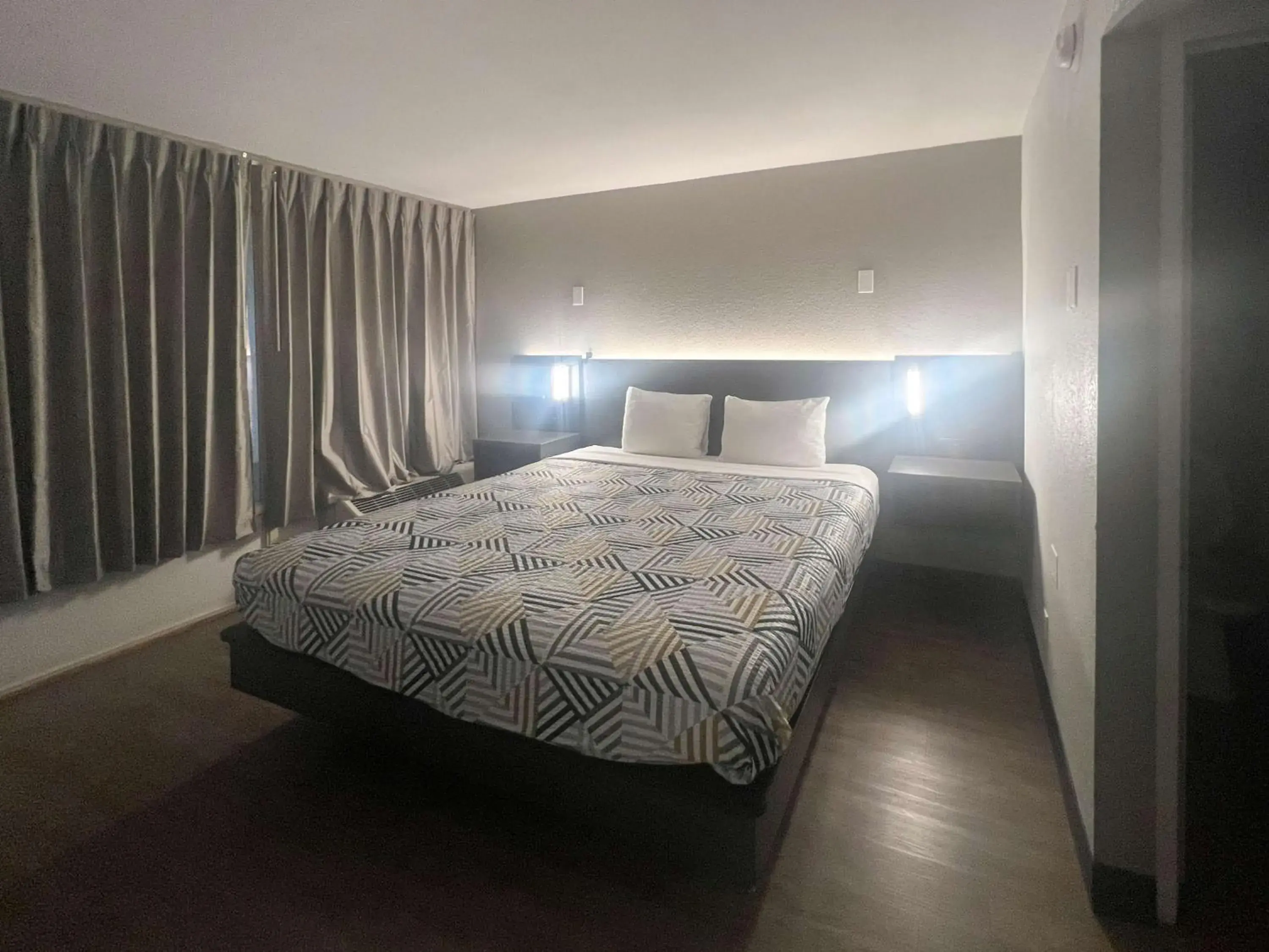 Bedroom, Bed in Motel 6 Glendale AZ