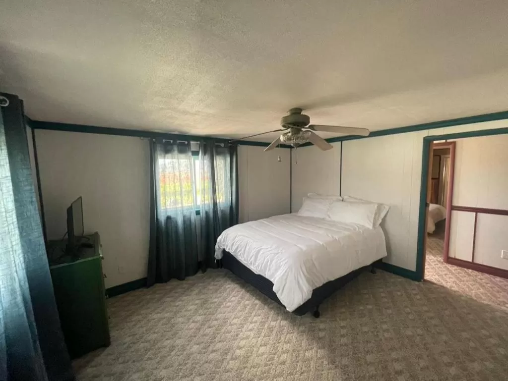 Bed in Sportsman Lodge Melrose MT