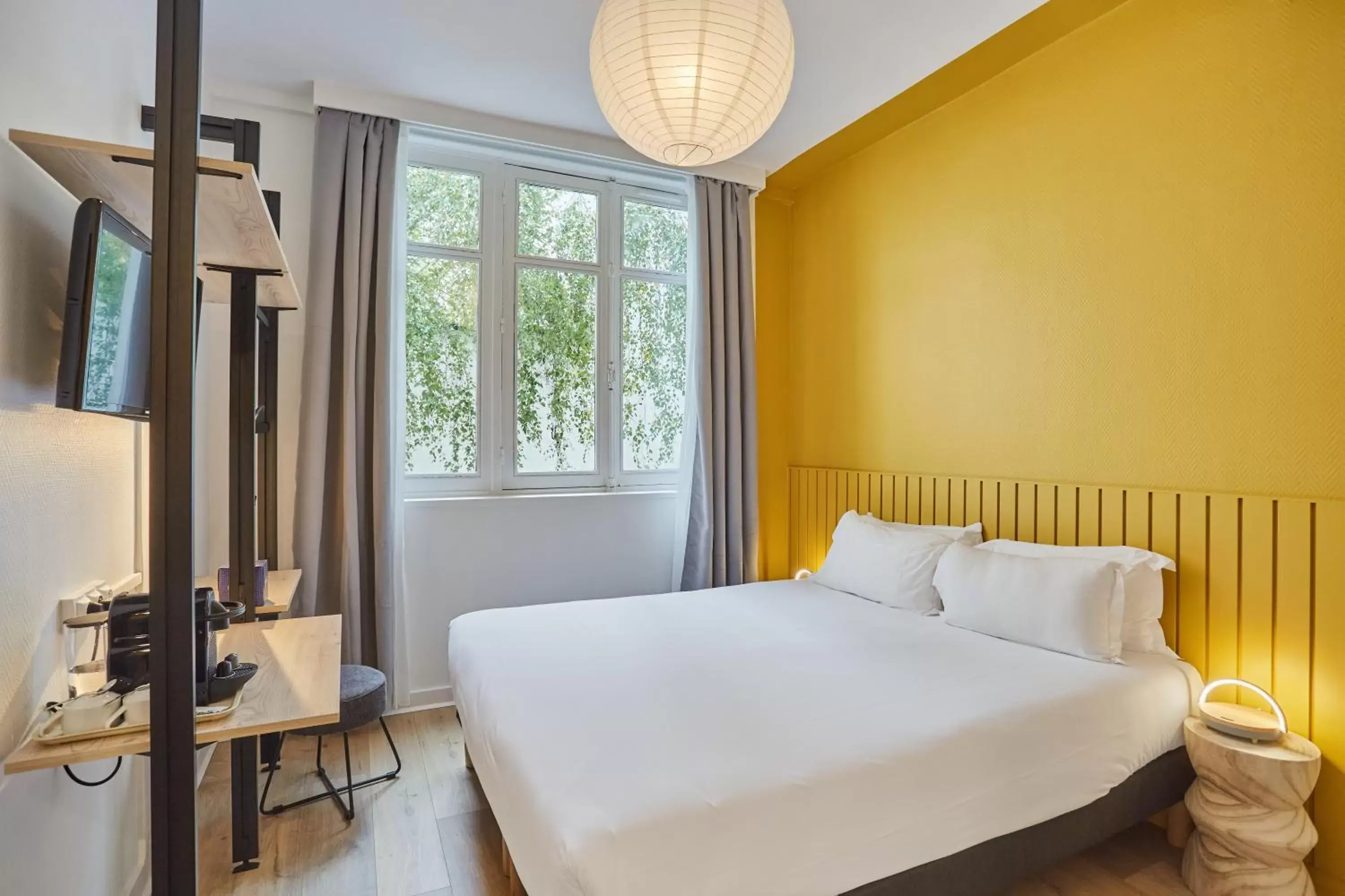 Bed in Hôtel Beauquartier Moulin Rouge - Ex goldhotel