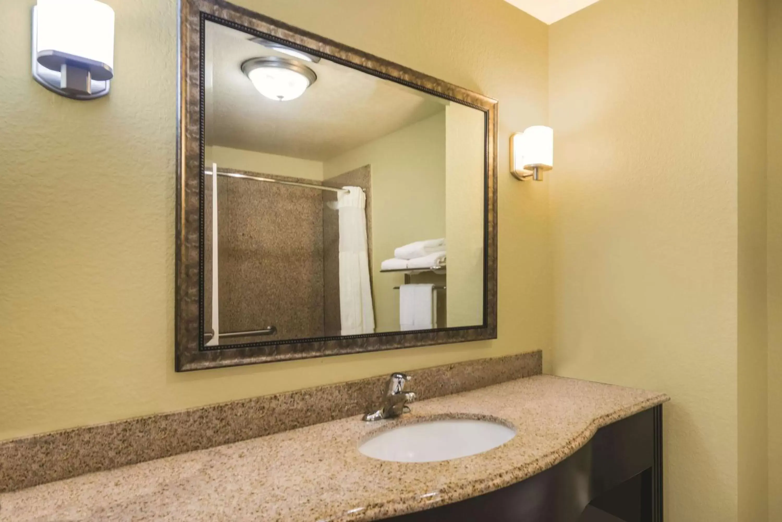 Photo of the whole room, Bathroom in La Quinta by Wyndham Brandon Jackson Airport E