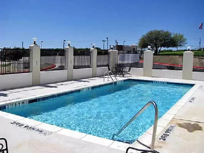 Swimming Pool in Motel 6-Marble Falls, TX