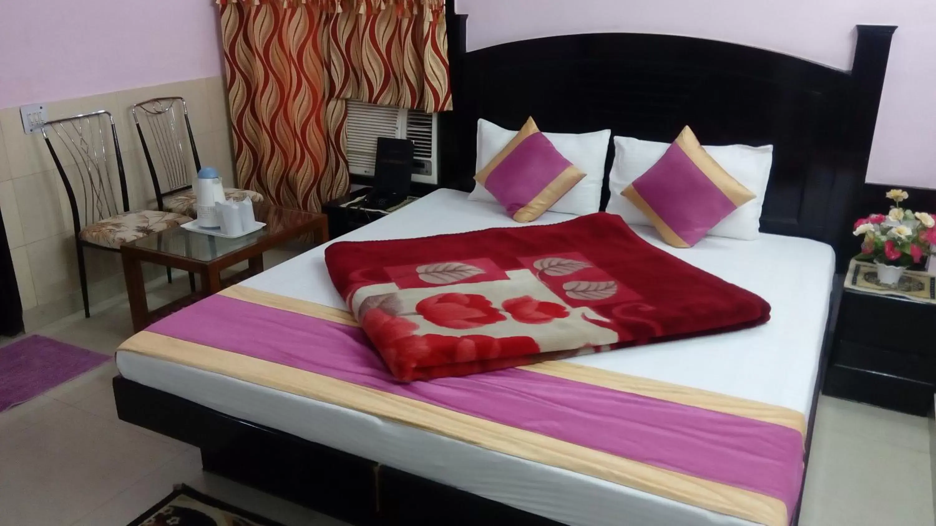 Bedroom, Bed in Hotel Su Shree Continental 5 Minutes Walk From New Delhi Railway Station