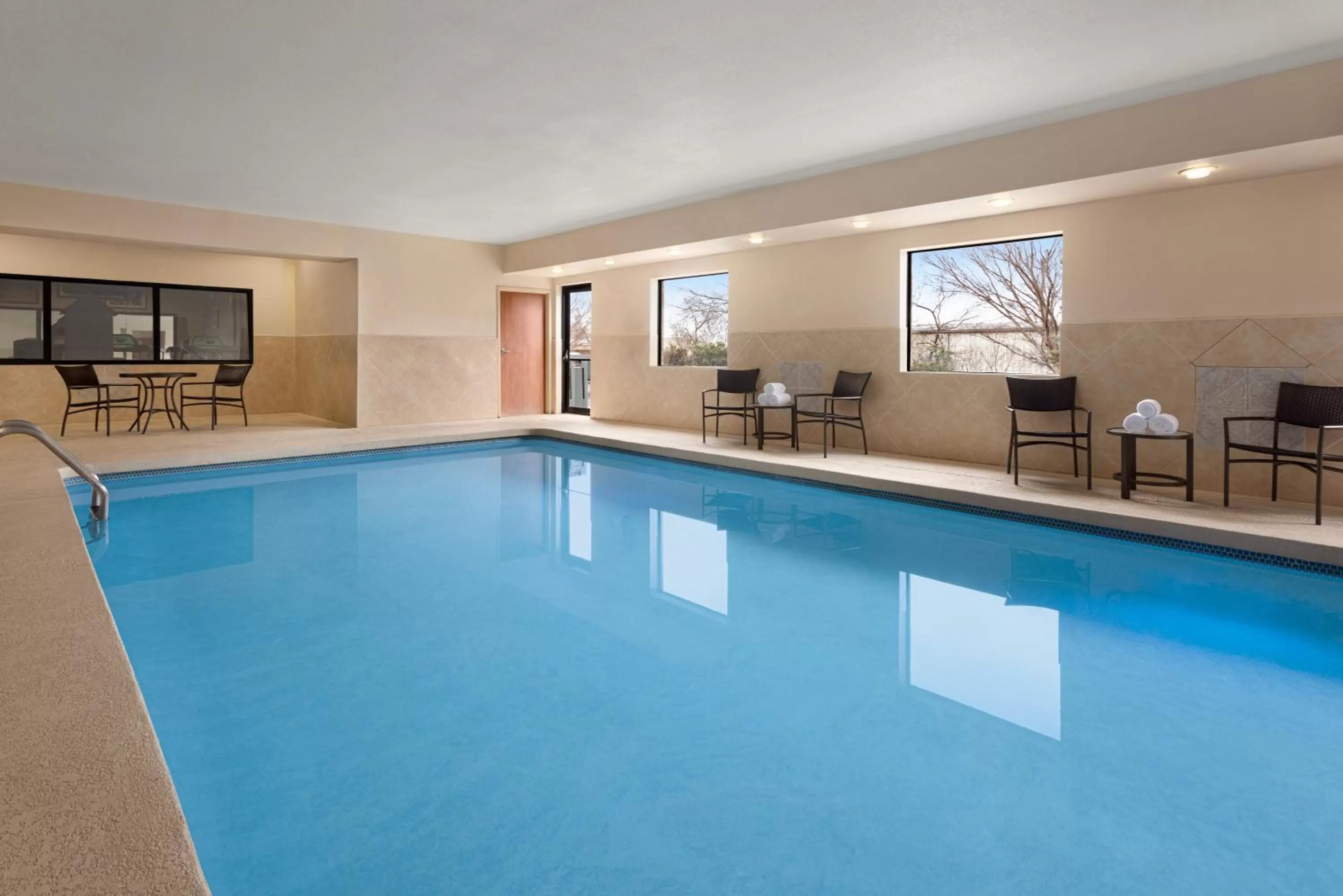 Swimming pool in Holiday Inn Express Hotel & Suites Edmond by IHG