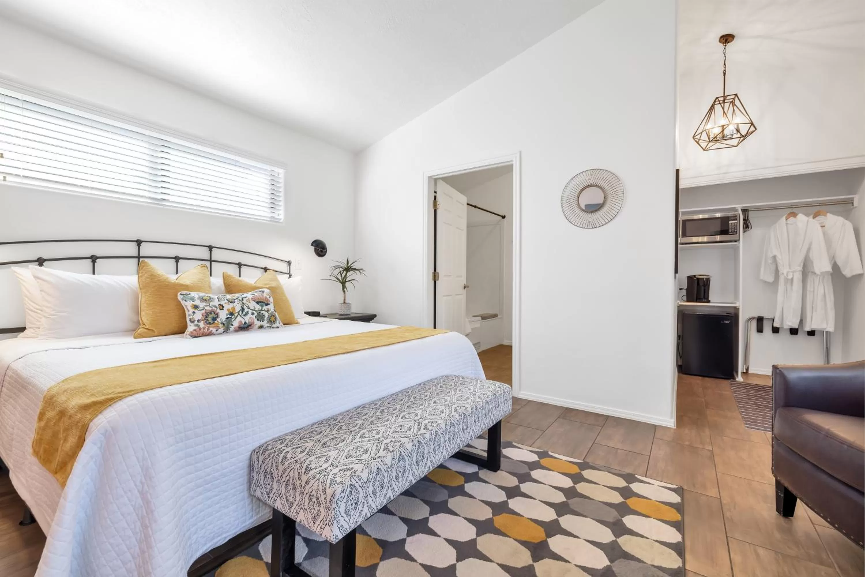 Photo of the whole room, Bed in Red Rock Inn Cottages