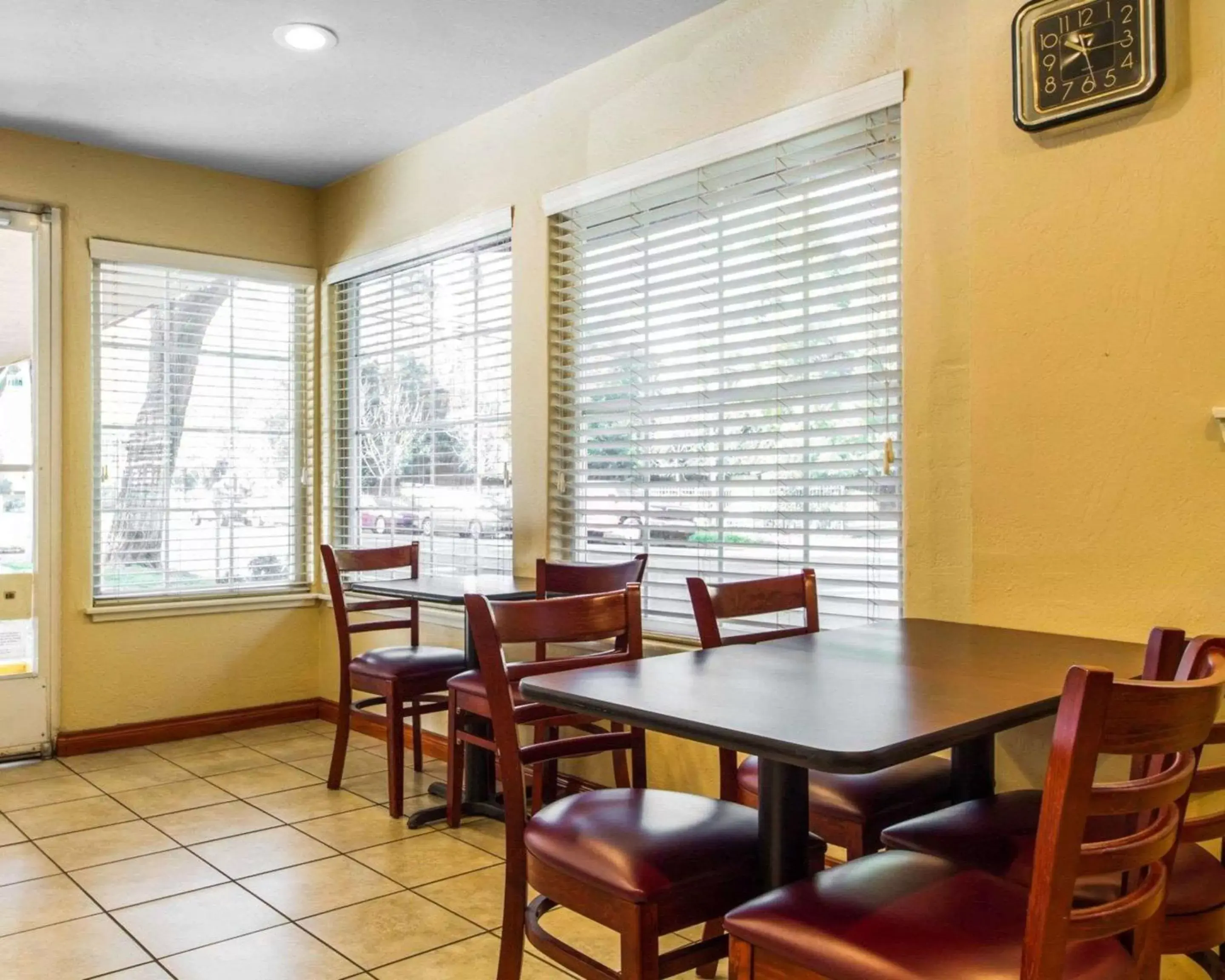 Restaurant/Places to Eat in Econo Lodge Sacramento Convention Center