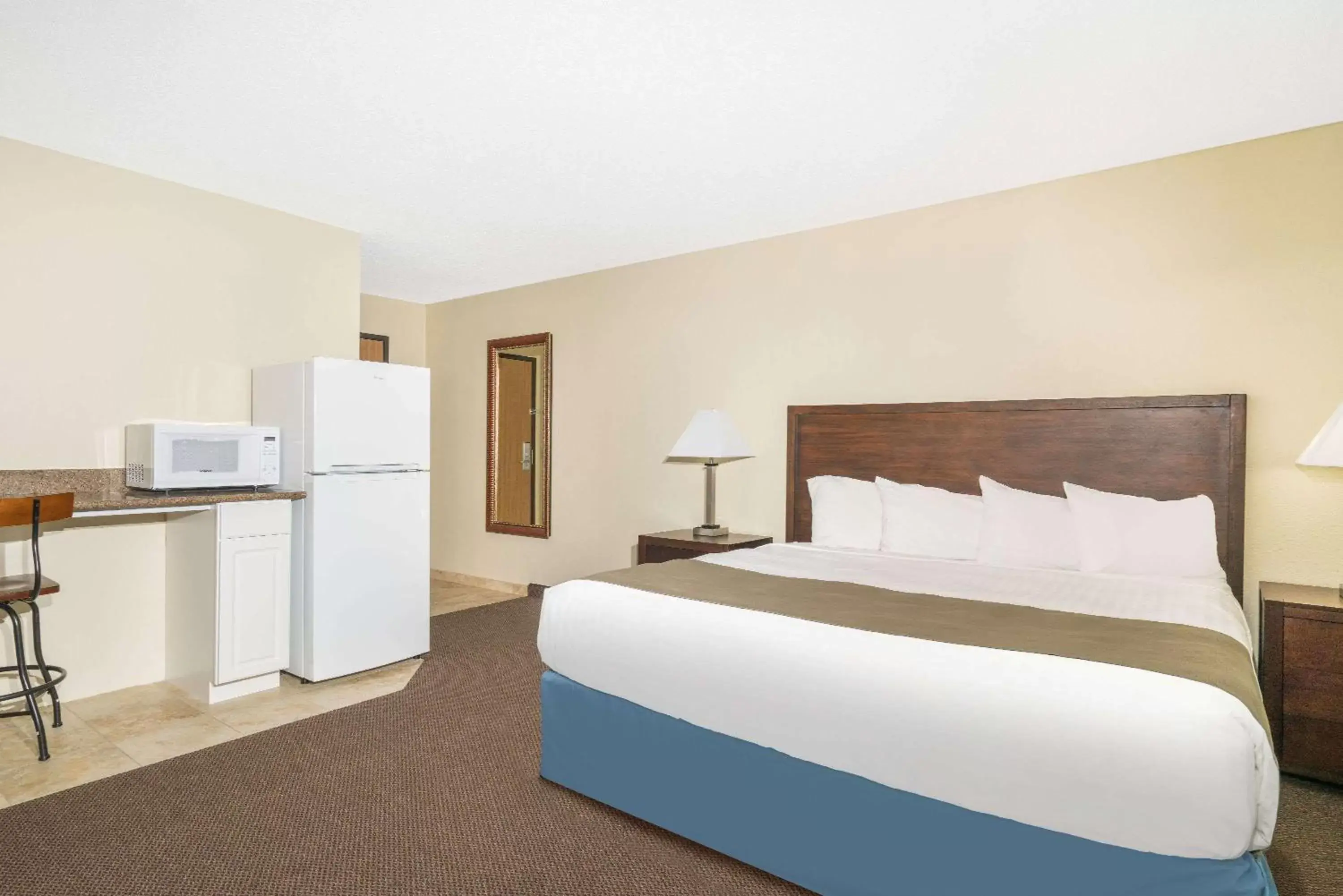 Photo of the whole room, Bed in Days Inn & Suites by Wyndham Baxter Brainerd Area
