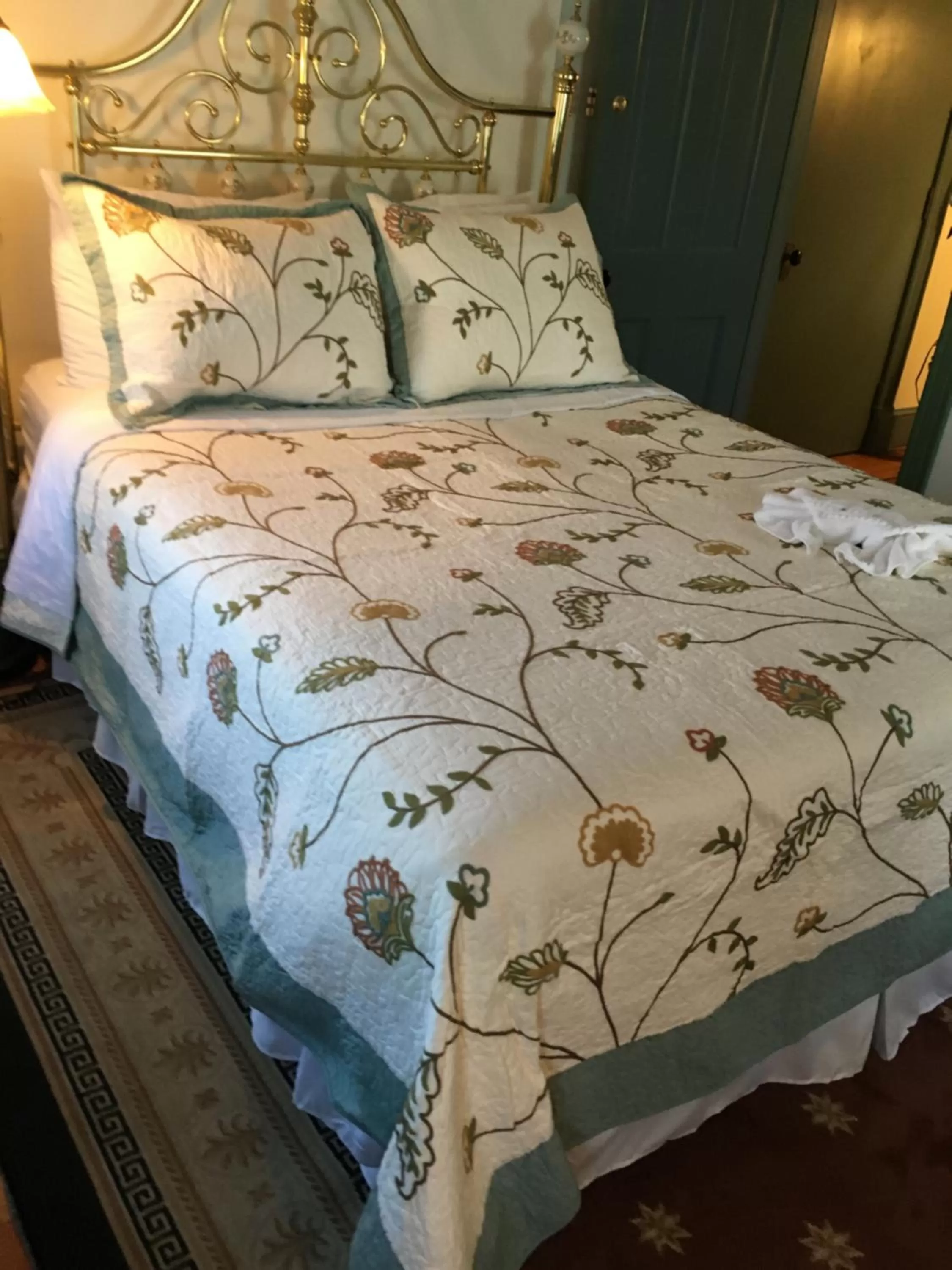 Bed in Parsonage Inn Bed and Breakfast