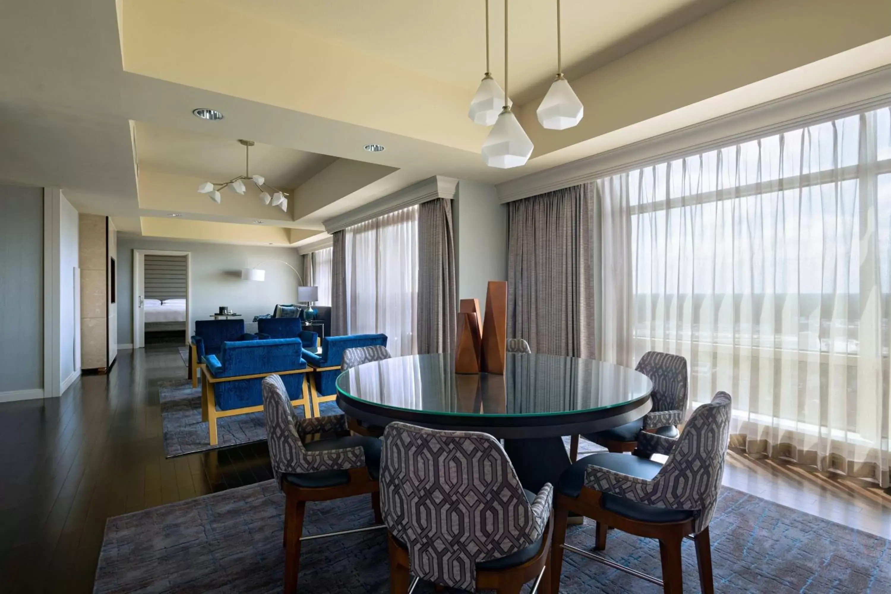 Living room, Dining Area in The Woodlands Waterway Marriott Hotel and Convention Center