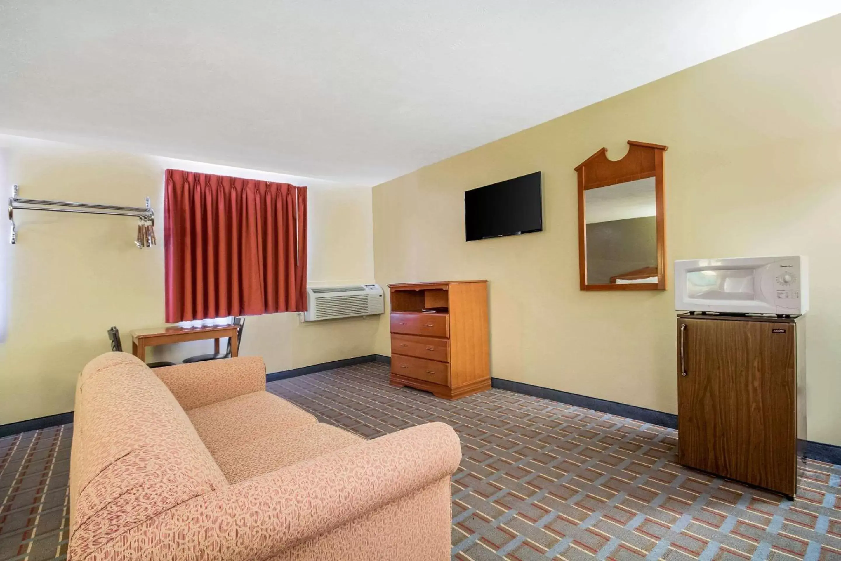 Photo of the whole room, TV/Entertainment Center in Econo Lodge Lansing - Leavenworth