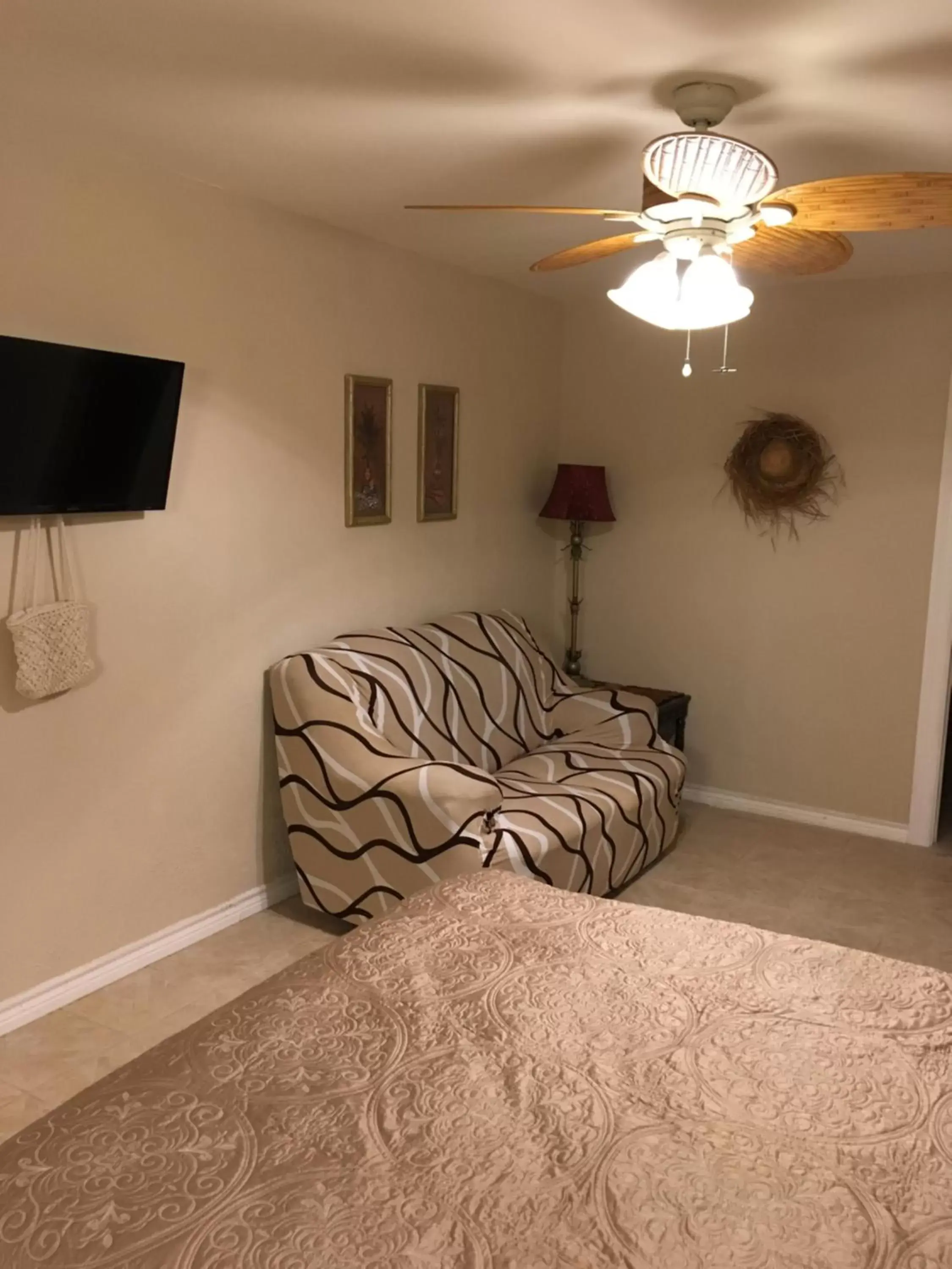 Bedroom, Seating Area in Capri Beach Hotel