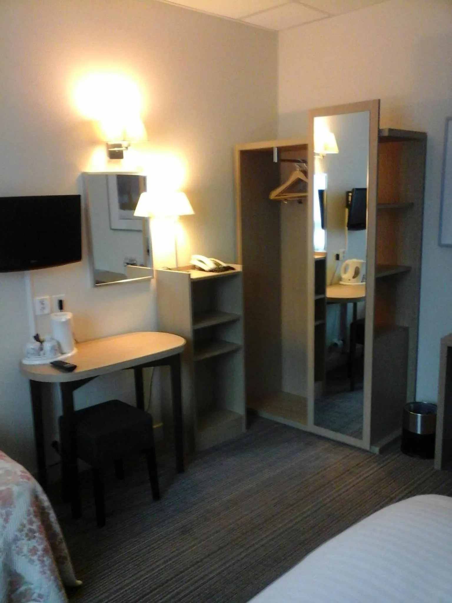 Bedroom, Bed in Hôtel Carmin