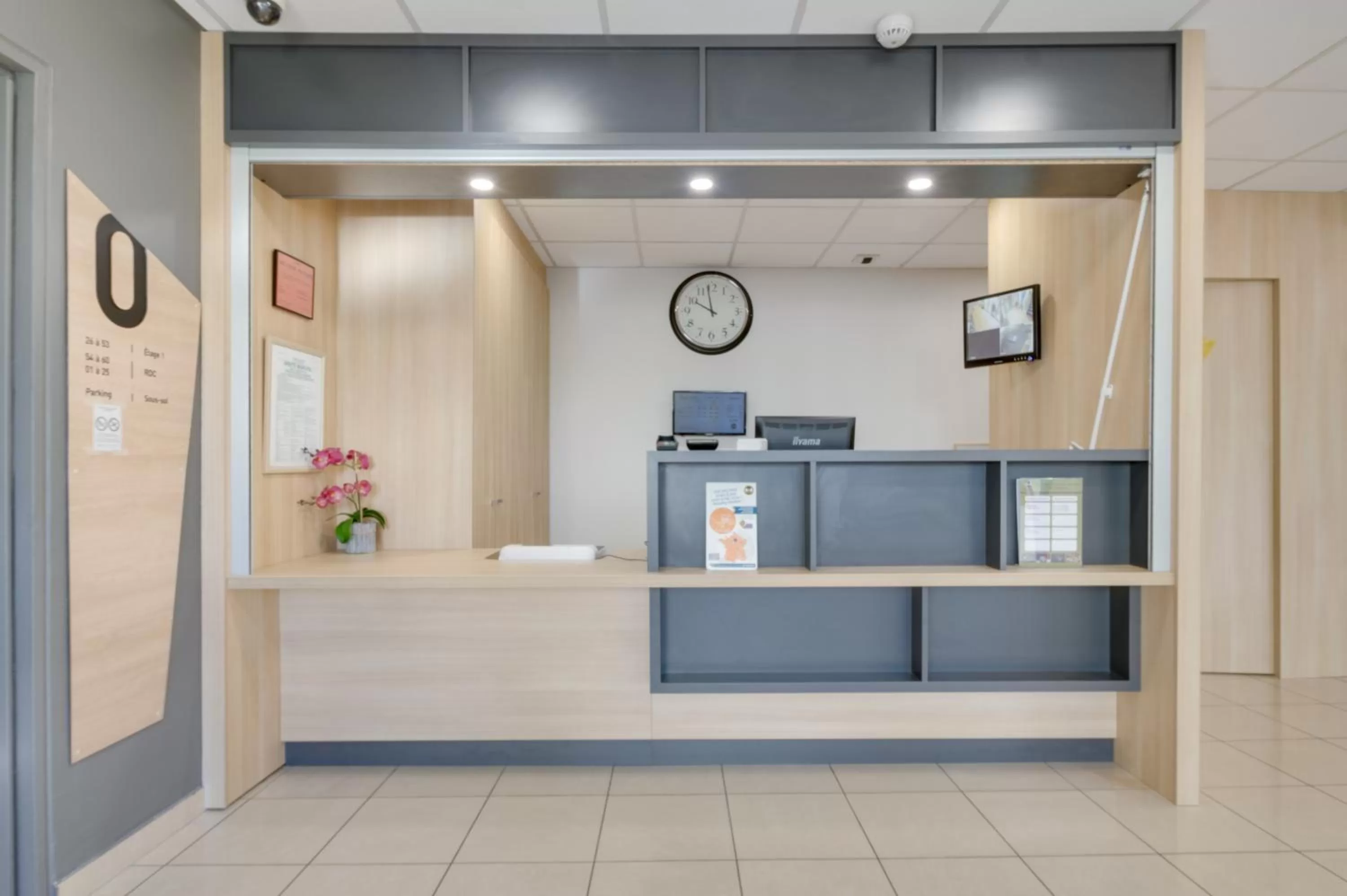 Lobby or reception in B&B HOTEL FREJUS Puget-sur-Argens