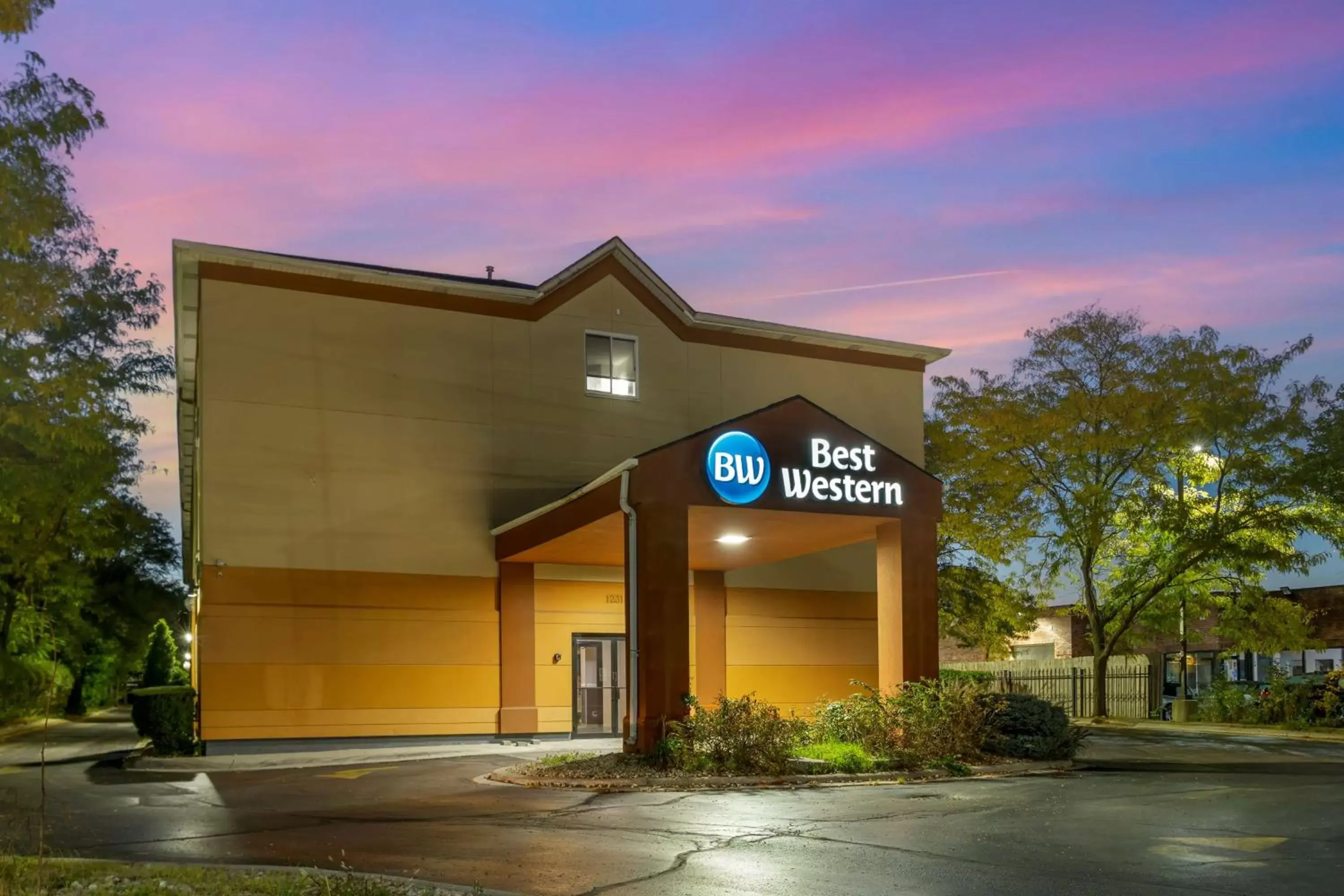 Property Building in Best Western Des Plaines Inn