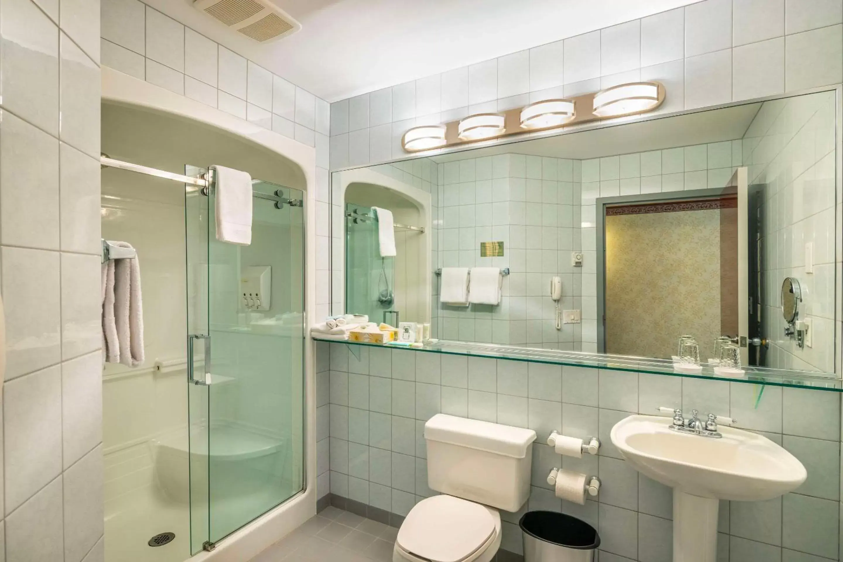 Bedroom, Bathroom in Les Suites de Laviolette Ascend Hotel Collection