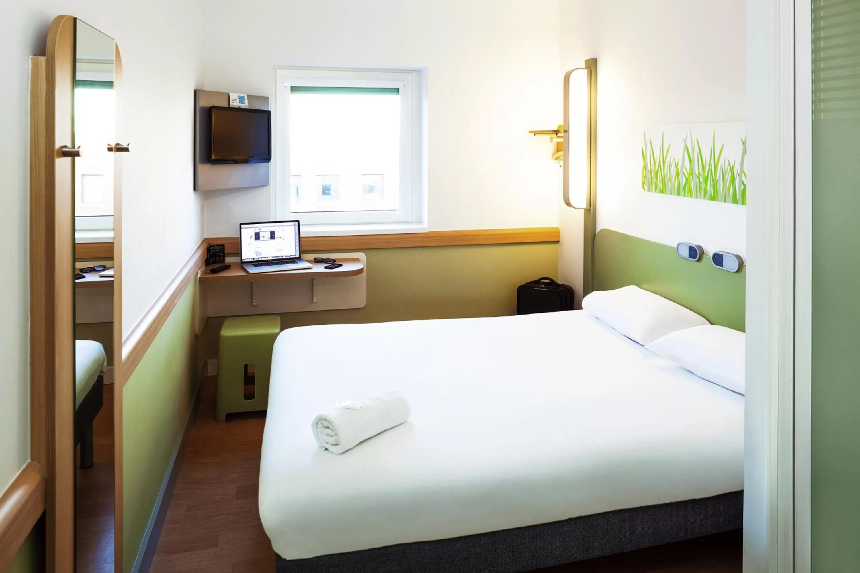 Photo of the whole room, Bed in Ibis budget Dunkerque Grande Synthe