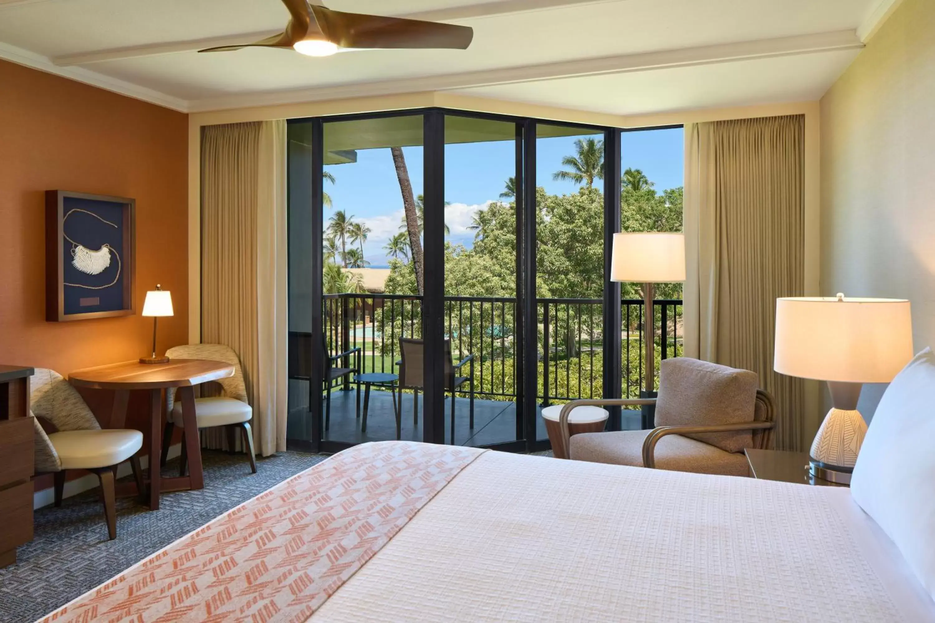 Balcony/Terrace, Bed in OUTRIGGER Kāʻanapali Beach Resort