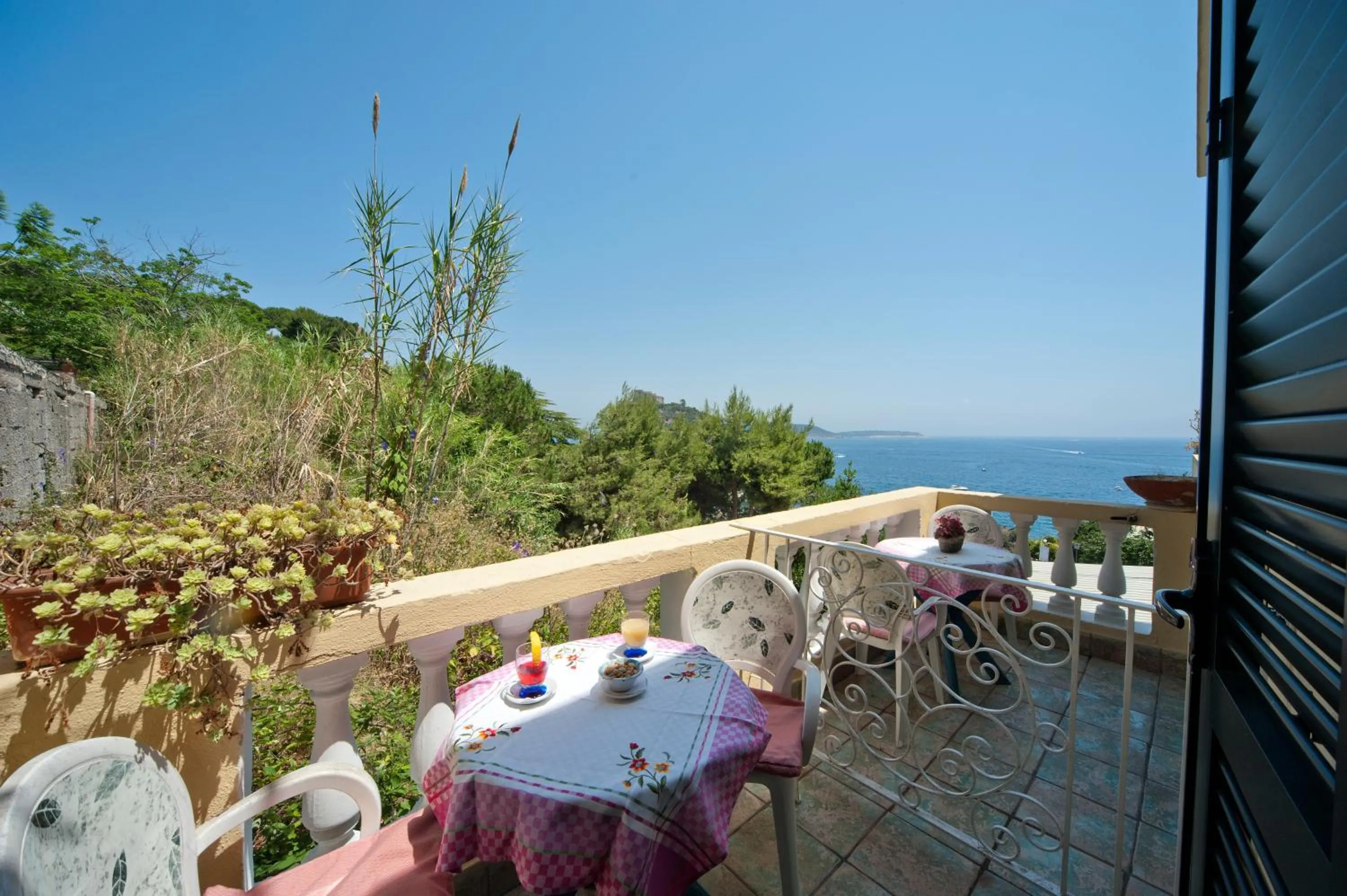 Standard Double Room with Partial Sea View in Hotel Giardino Delle Ninfe E La Fenice