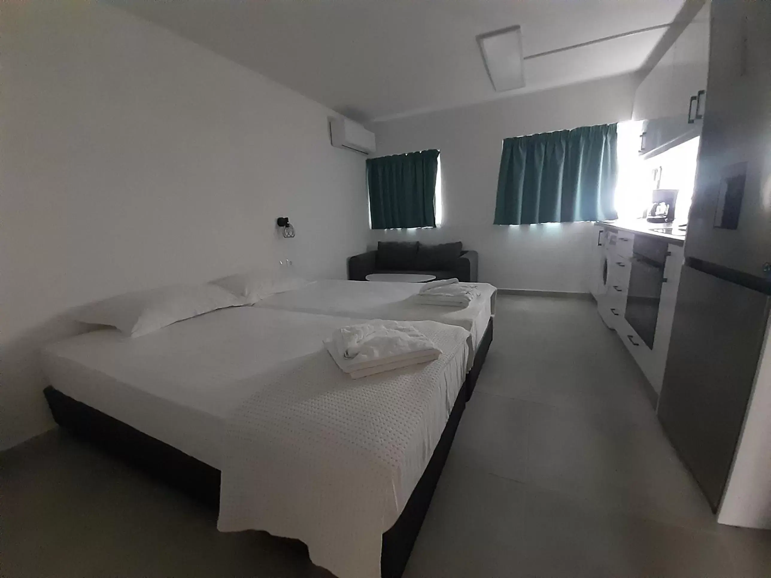 Bedroom, Bed in Evita's Luxury Apartments