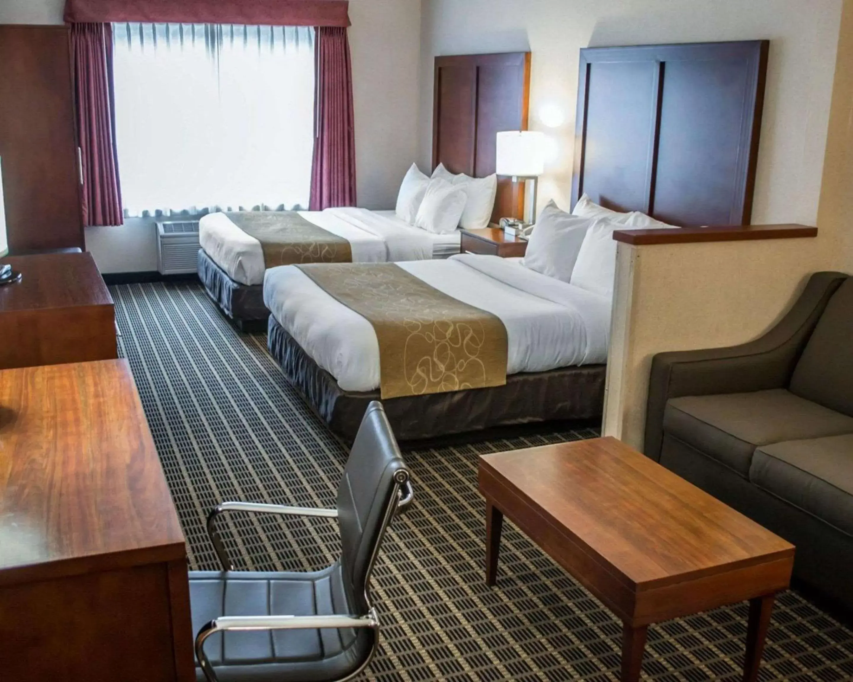 Photo of the whole room, Bed in Comfort Suites Portland Southwest