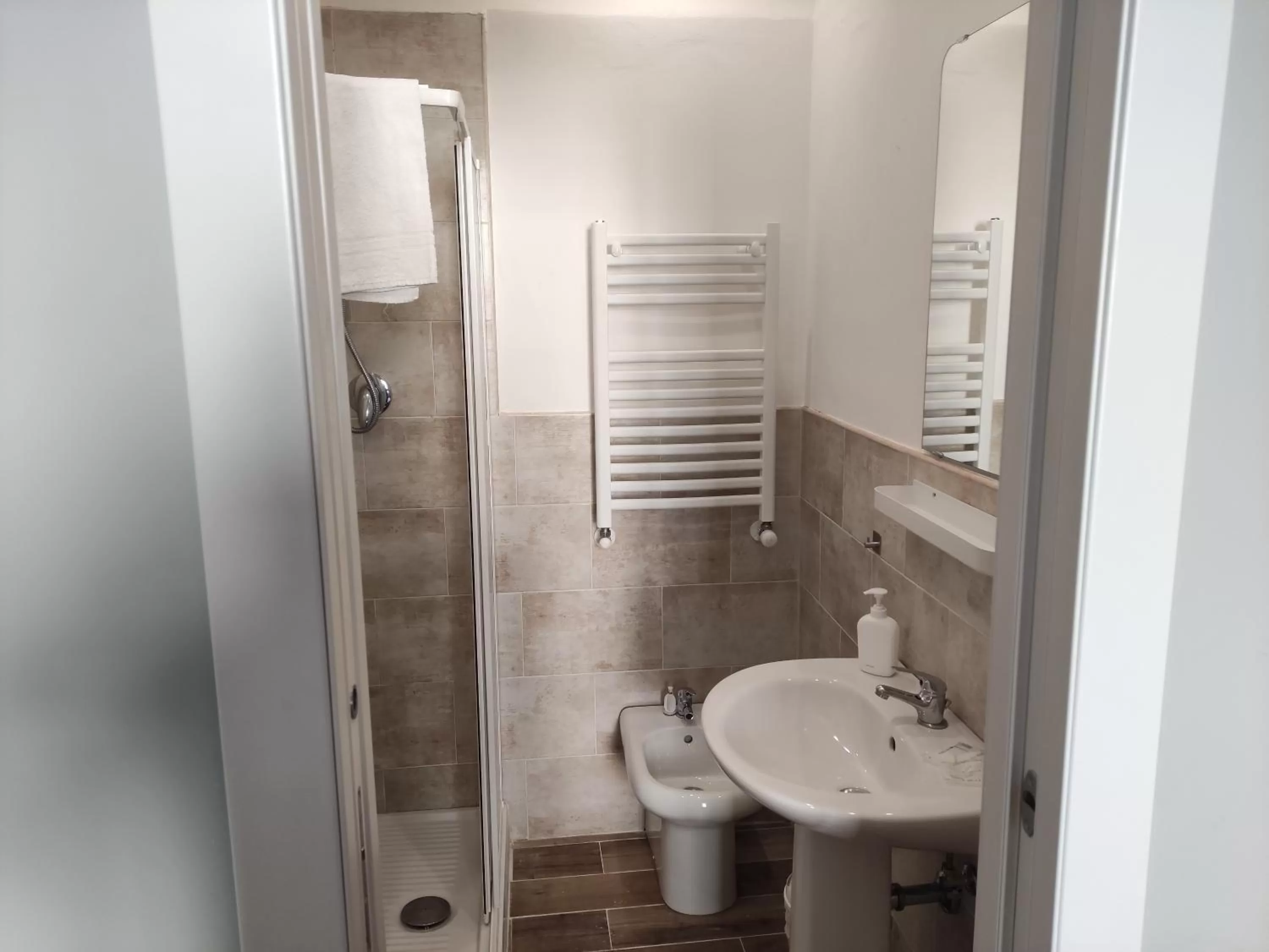 Shower in Hotel Big Bang