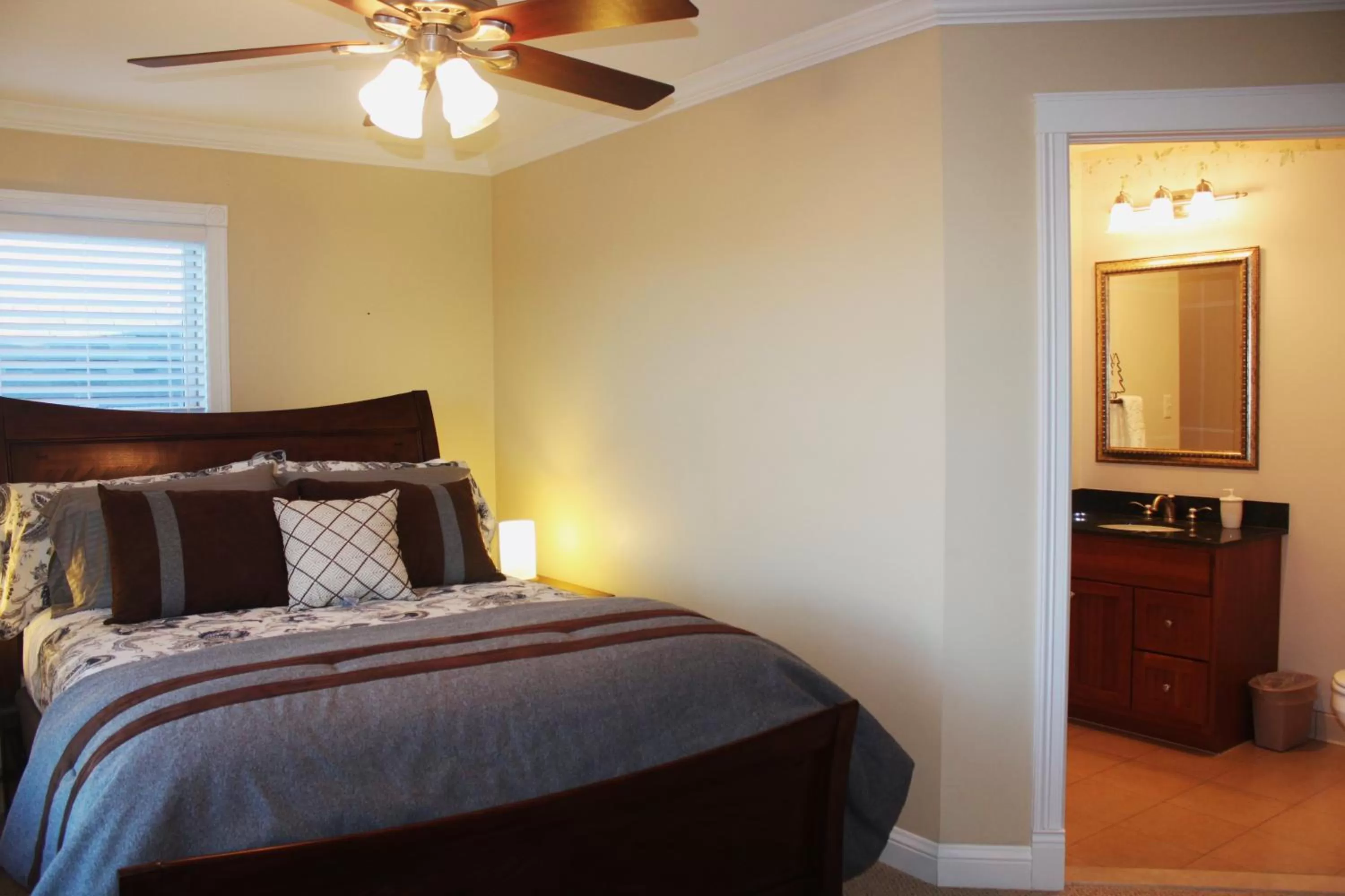 Bed in Lamp Post Lodge