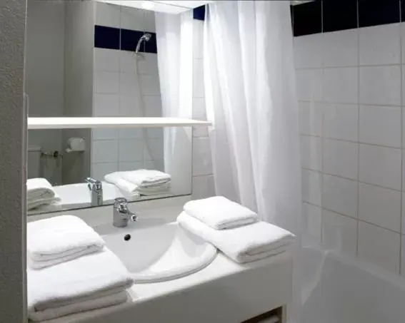Bathroom in Séjours & Affaires Annecy Le Pont Neuf